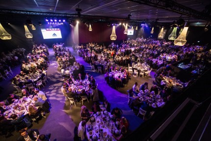 De sportzaal omgetoverd tot feestzaal. (Foto: aangeleverd)
