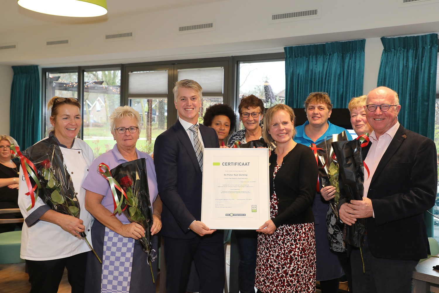 Gert-Jan Hemmers overhandigt het certificaat van Stichting Veiligvoedsel.nl aan Gabriele Kasten, bestuurder van De Pieter Raat Stichting. (Foto: Lucien Kroon)