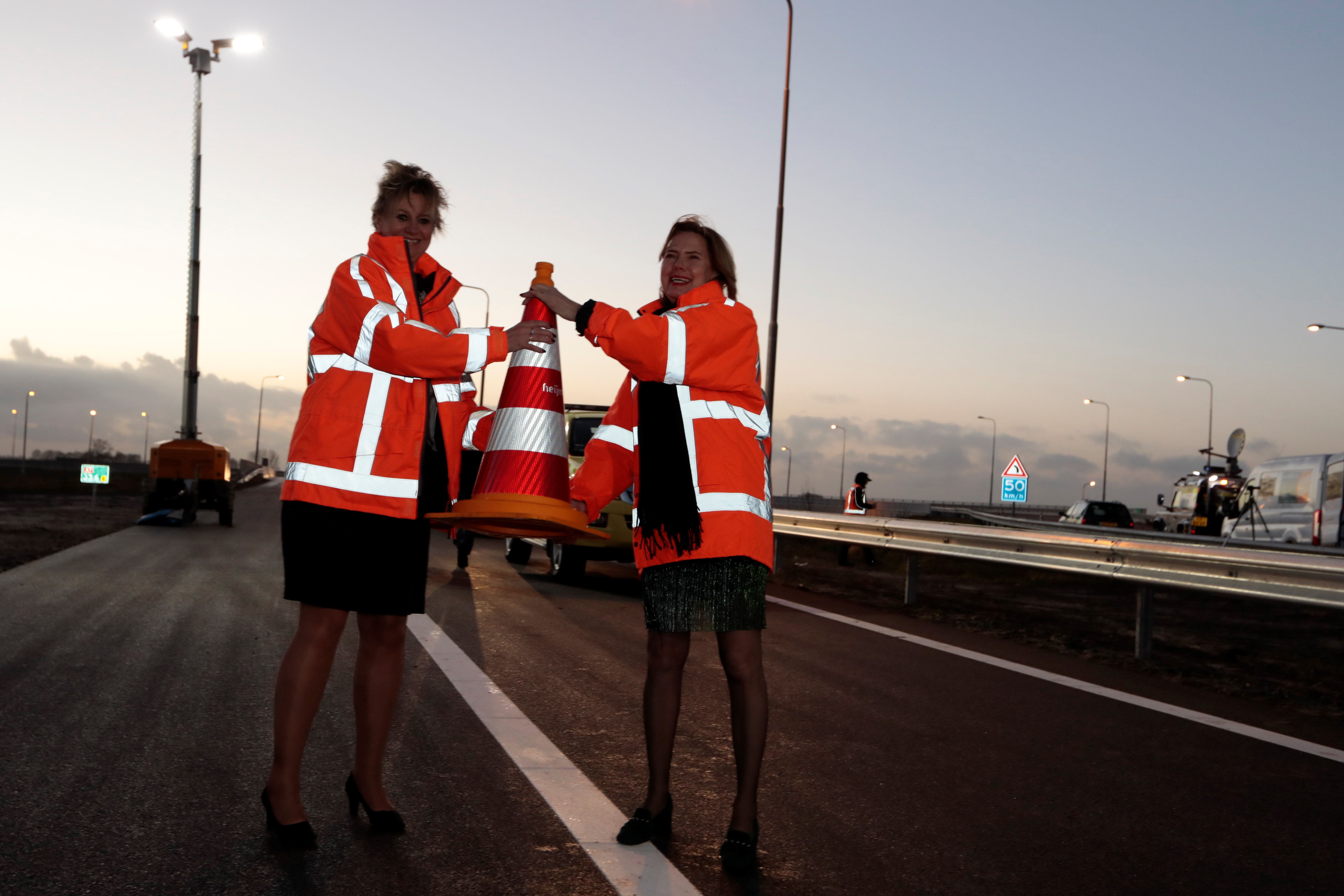 Minister Cora van Nieuwenhuizen (Infrastructuur en Waterstaat) en gedeputeerde Elisabeth Post (Mobiliteit) openden het allerlaatste onderdeel van de weg op het viaduct boven de A7 Hoorn-Noord voor het verkeer. (Foto: aangeleverd)