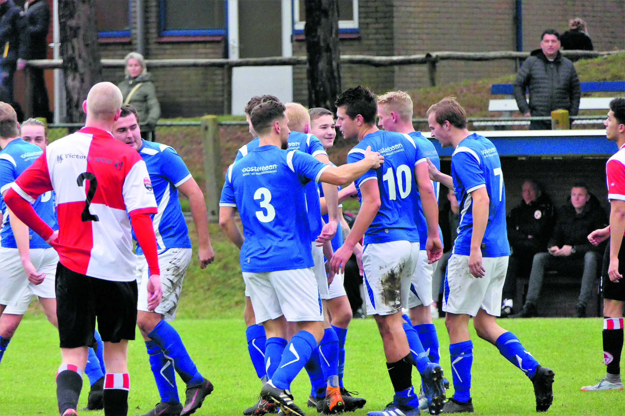 Egmondia juicht na de 1-0 van Daan Groot (Foto: Egmondia)