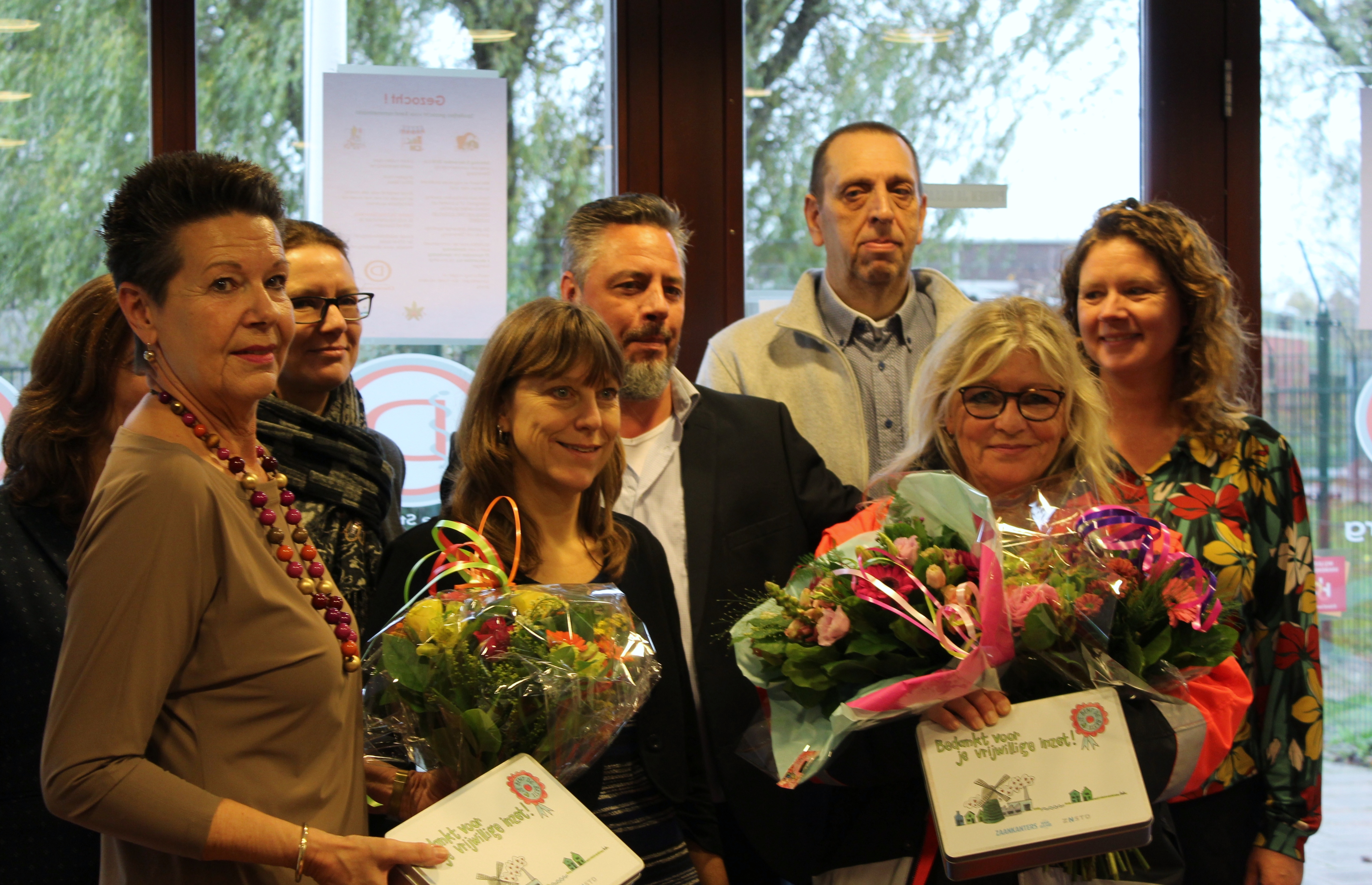 Helemaal links, onder: Louise Verra en rechtsonder, met bril: Gera de Jager. (Foto: Stichting Dierenzorg)