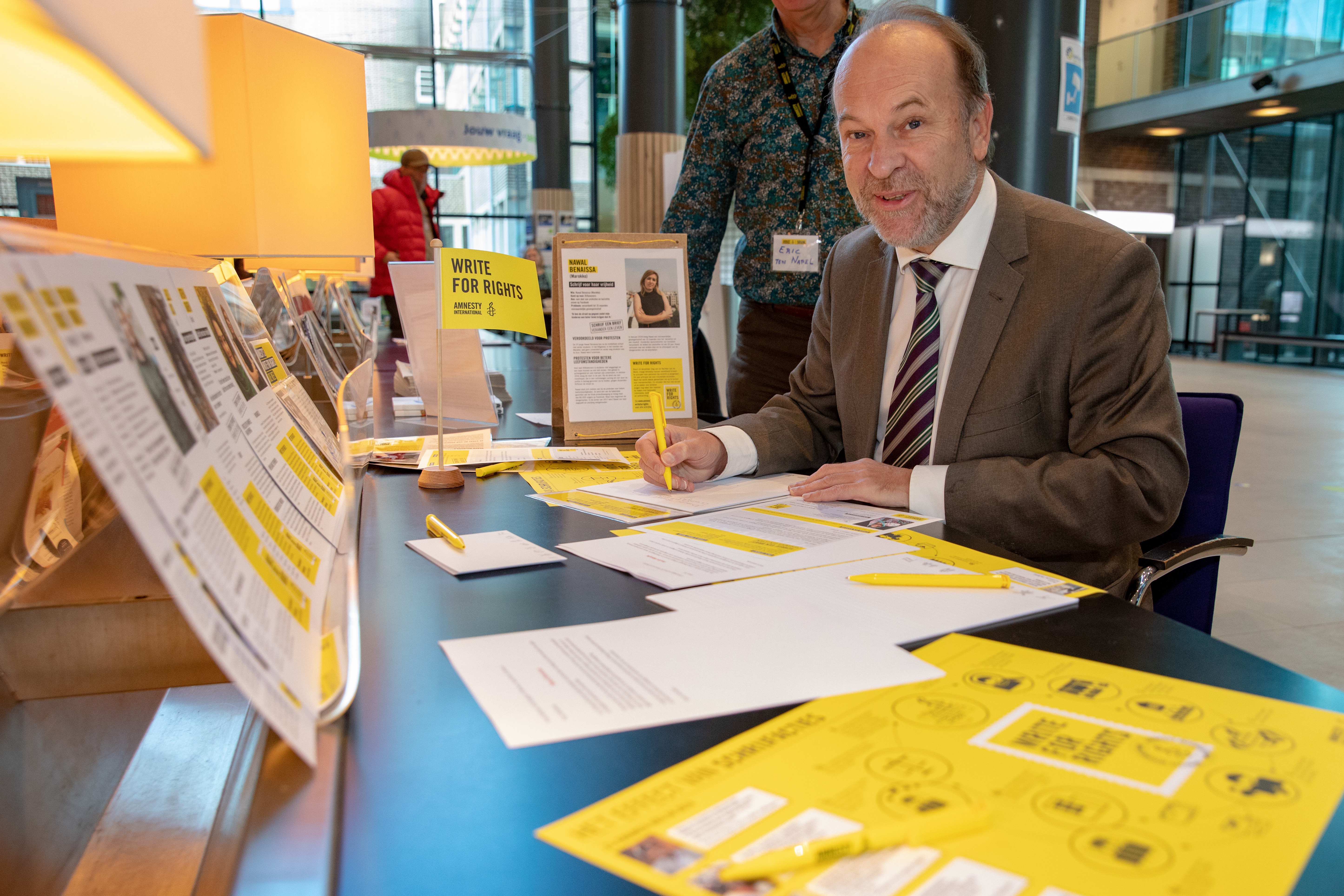 Burgemeester Bert Blase draagt zijn steentje bij voor de mensenrechten. (Foto: Vincent de Vries/ Rodi Media)
