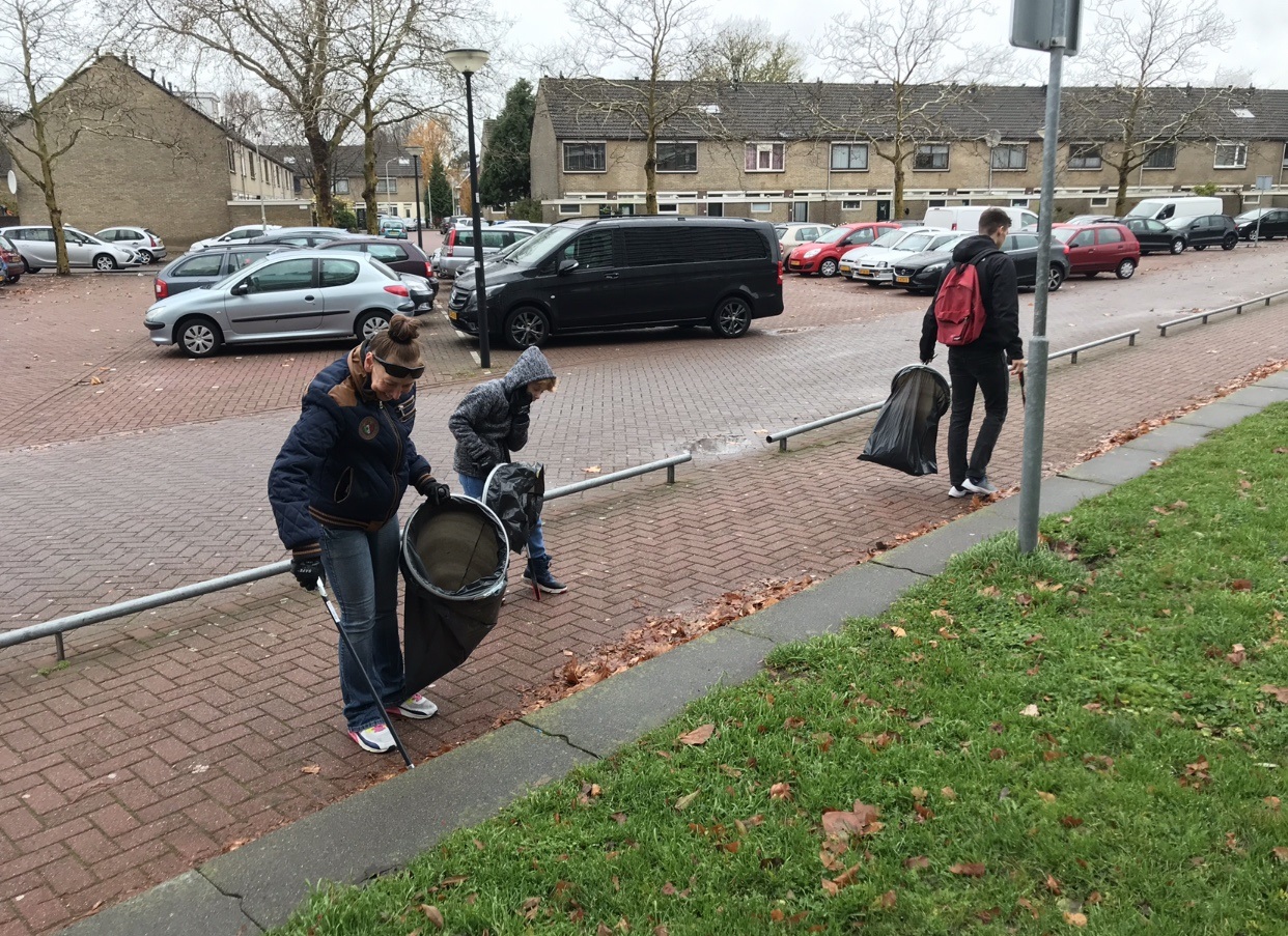 Een aantal bewoners van de Brandaris nam deel aan de actie. (Foto: aangeleverd)