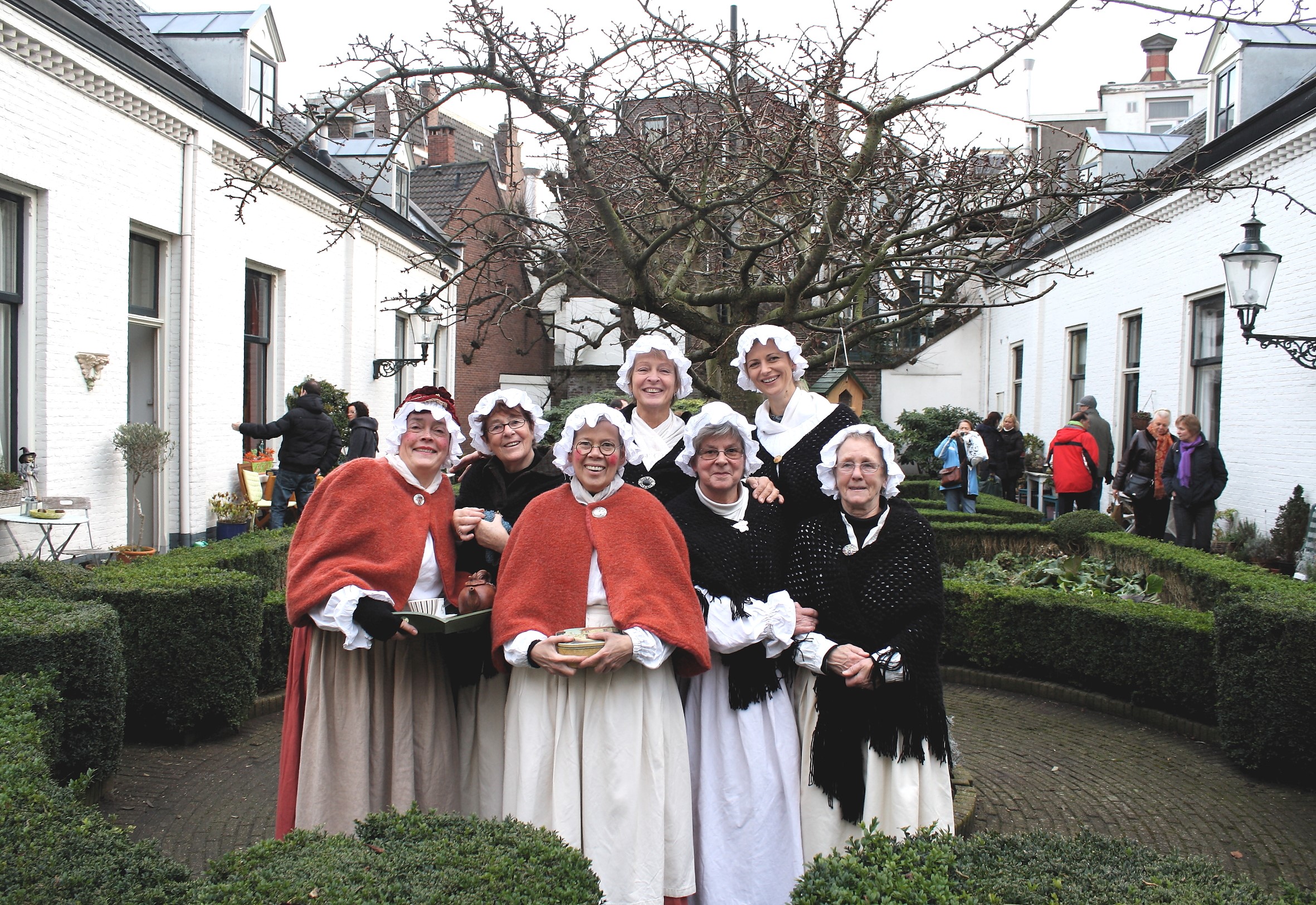 Hofdames terug in de tijd (Foto: Willem Brand)