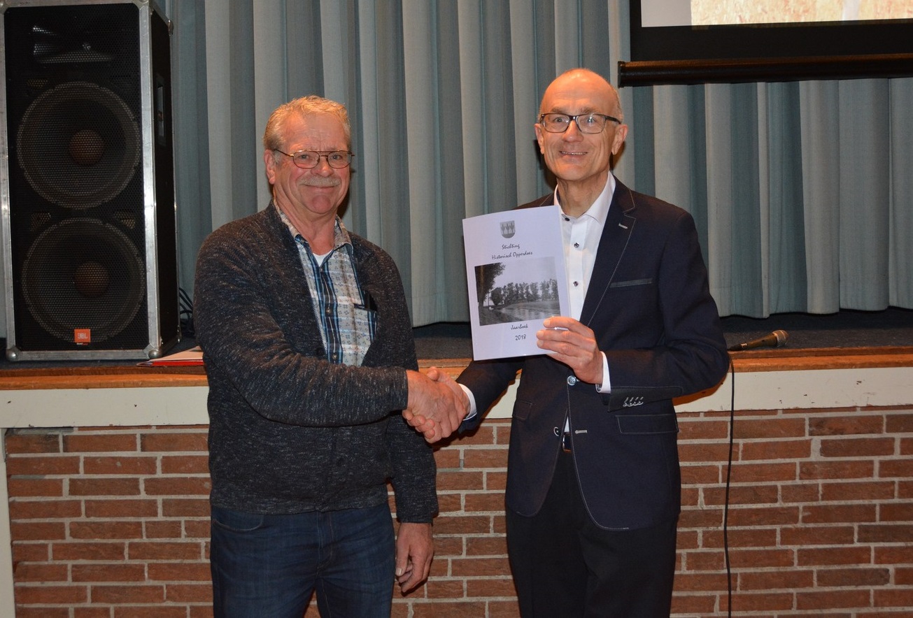 Voorzitter van de Historische Vereniging Opperdoes, Jan Smit, en Arend Kok. (Foto: Willem Zwier)