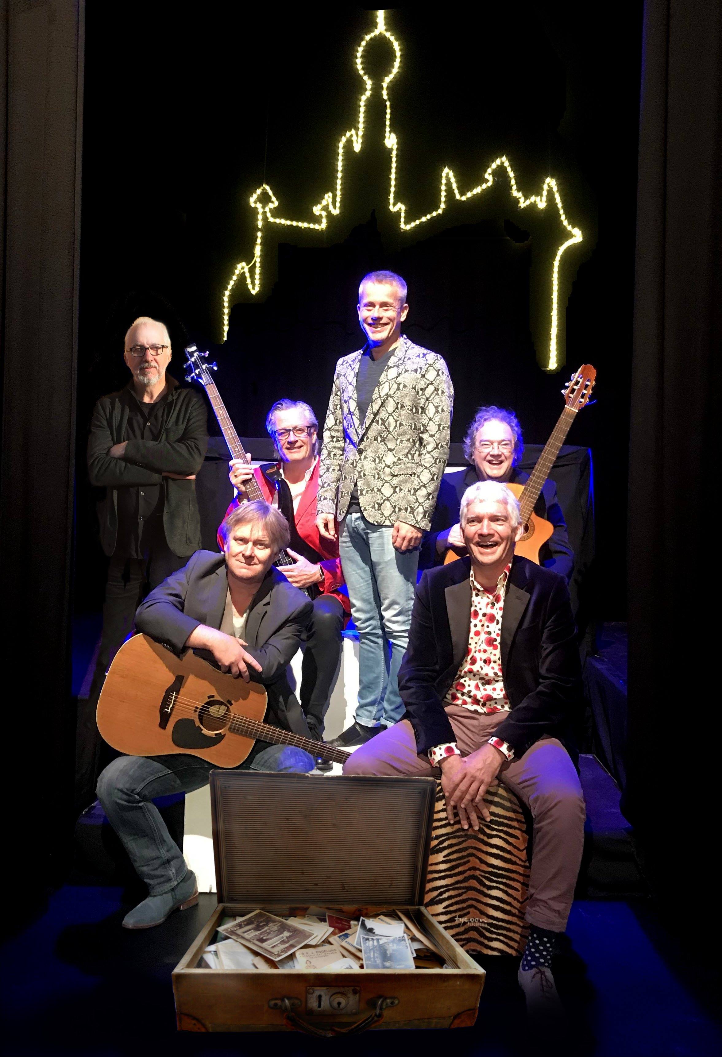 De heren van De Reizigers (met de klok mee van links (staand) Fons Stam, Alain Timmers, Jos Ahlers, Henk Tijbosch, Maarten Brock en Eric Coolen)