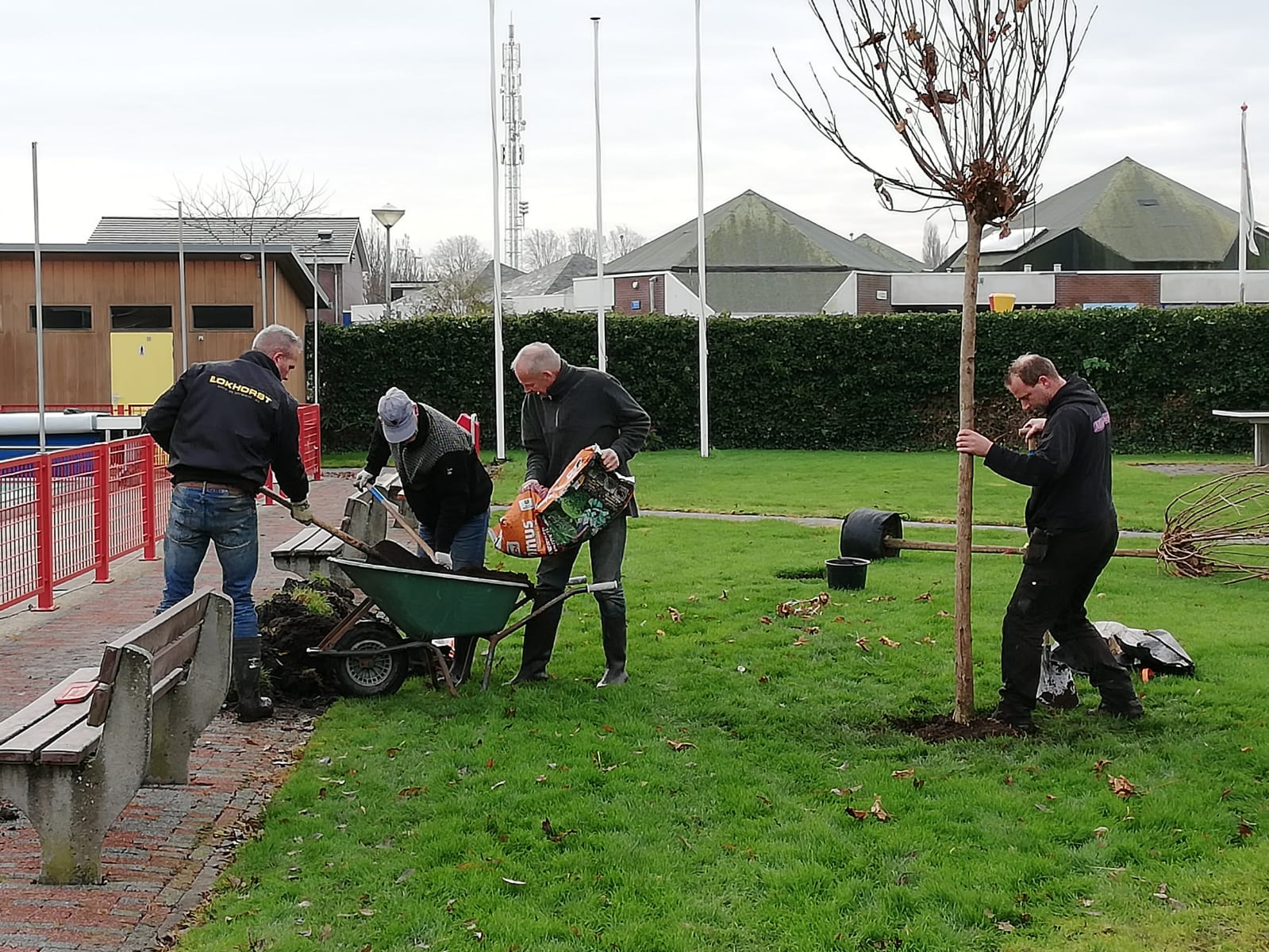 De vrijwilligers zorgden voor nieuw groen rondom Het Zwembad in Midwoud. (Foto: aangeleverd)