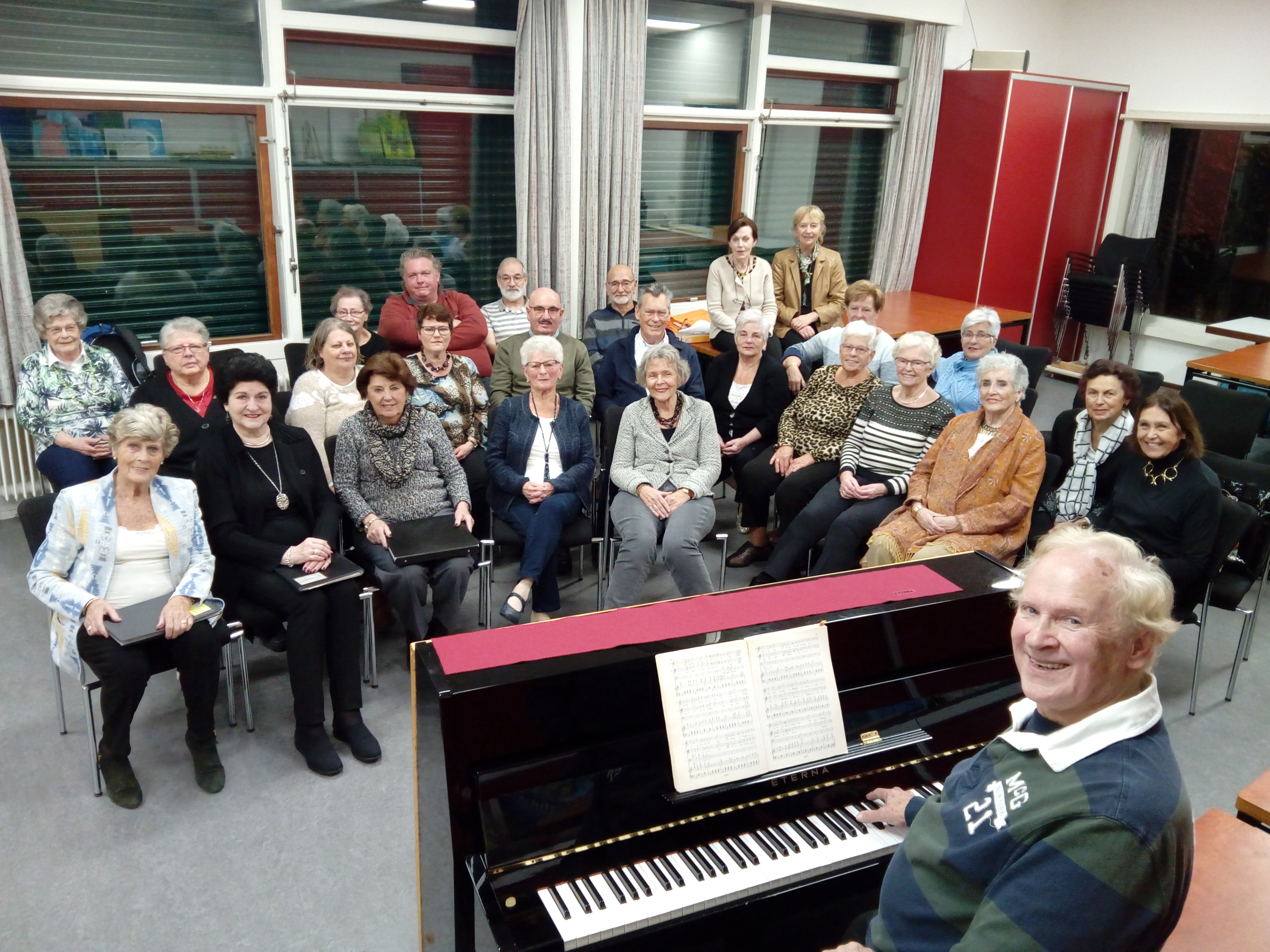 De koorleden repeteren wekelijks onder leiding van Piet de Reuver in paviljoen Westerhout. (FOTO: BOS MEDIA SERVICES)