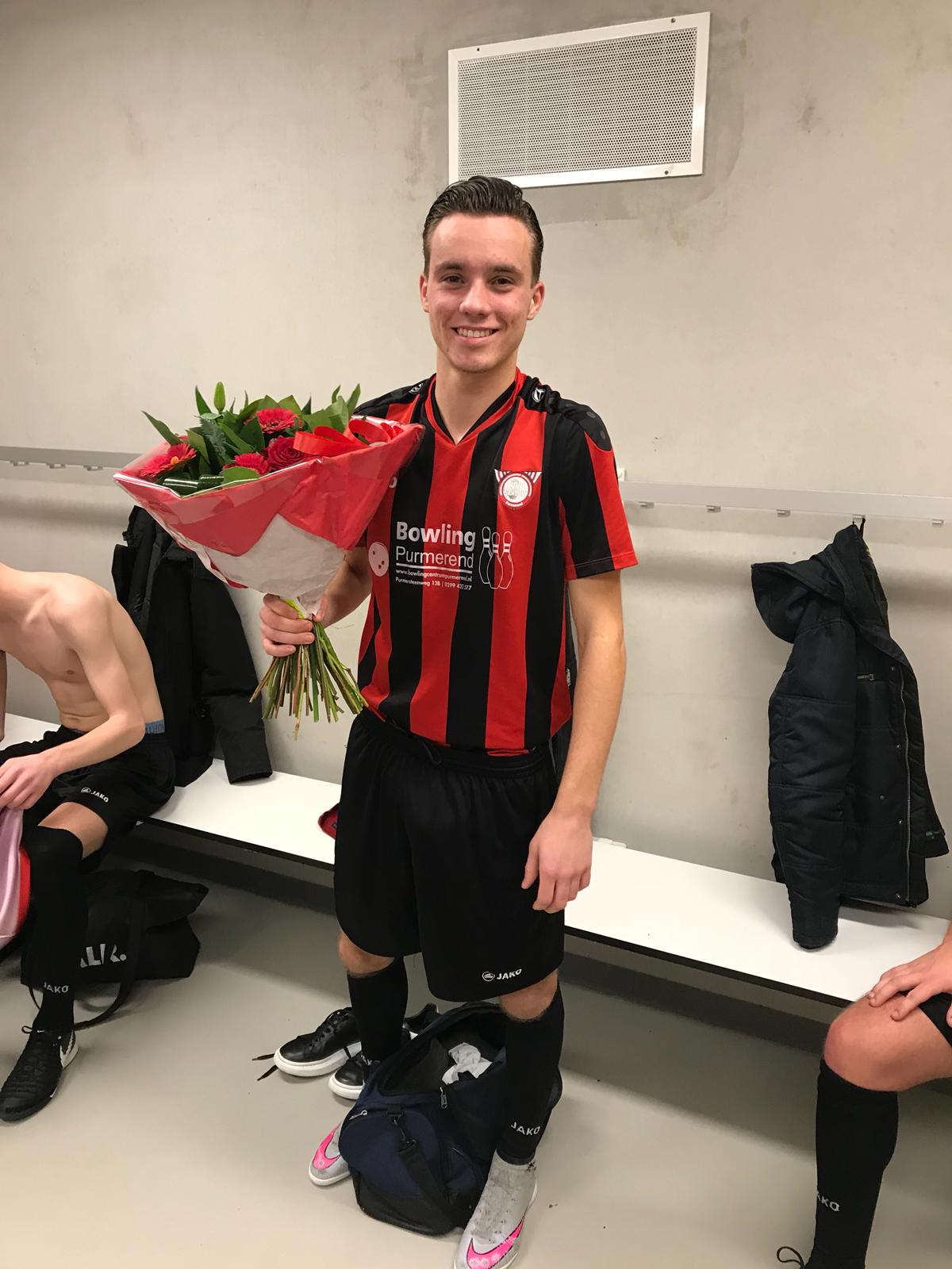 Vincenzo Schep werd uitgeroepen tot man of the match en ontving na afloop bloemen. (Foto: aangeleverd)