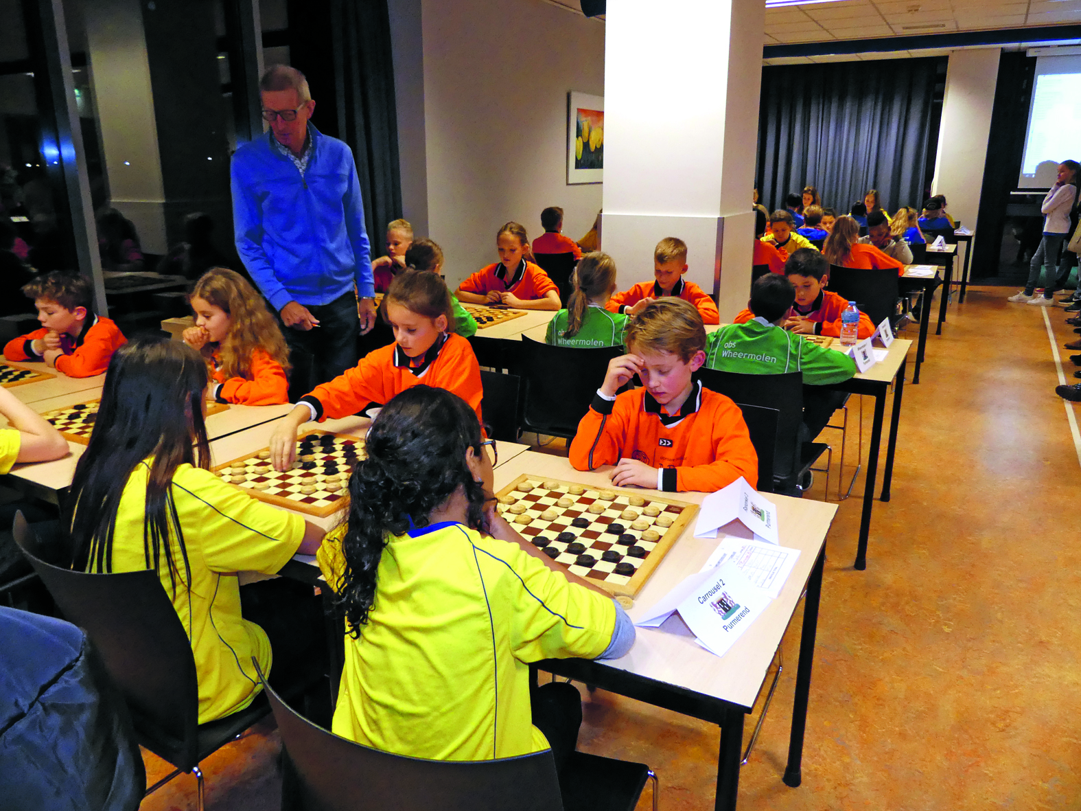 De spanning was te snijden op de slotavond van de scholenstrijd. (Foto: Cees Bandt)