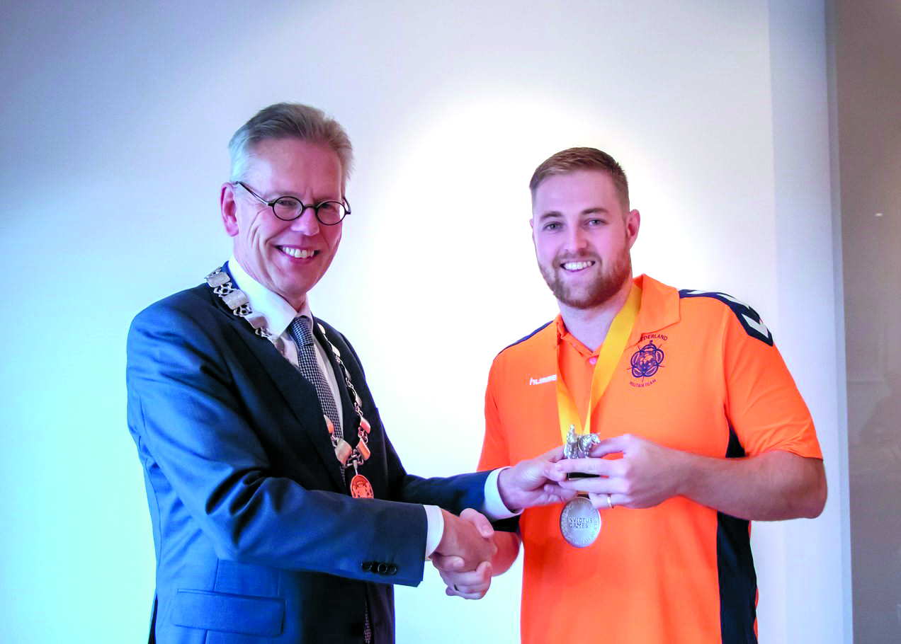 Jeffrey Vroegop met burgemeester Don Bijl. (Foto: aangeleverd)