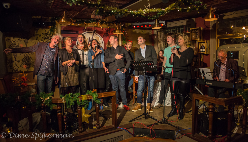 Het team van zangers en zangeressen van Café Chantant. (Foto: Dime Spijkerman)