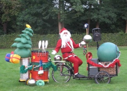 Op verschillende plaatsen in de Westerstraat kunnen bezoekers genieten van live optredens van diverse kerstacts. (Foto: aangeleverd)