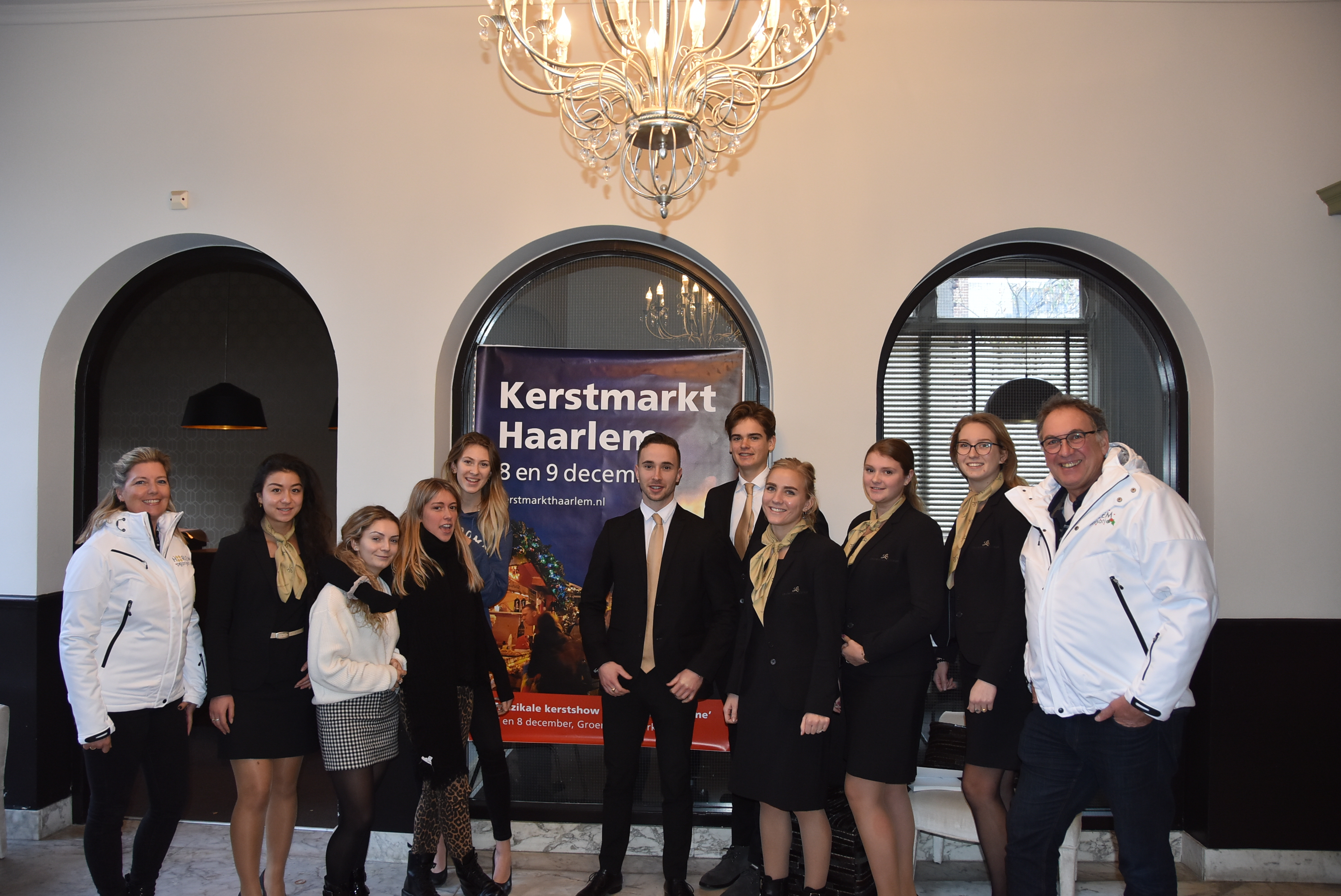 Organisatoren Brenda Smit en Ed Mense en leerlingen van het Laurentius College doen er alles aan om de jubileum editie van de kerstmarkt extra feestelijk te maken. (Foto: aangeleverd)
