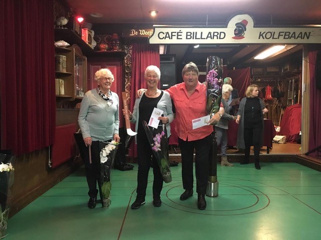 Blije winnaars tijdens 29e Open Wormer Kolfkampioenschappen met v.l.n.r. Vera Plas (tweede plaats), Elly v/d Nes (eerste plaats) en Luus Berga (derrde plaats). (Foto: Kolfbond)