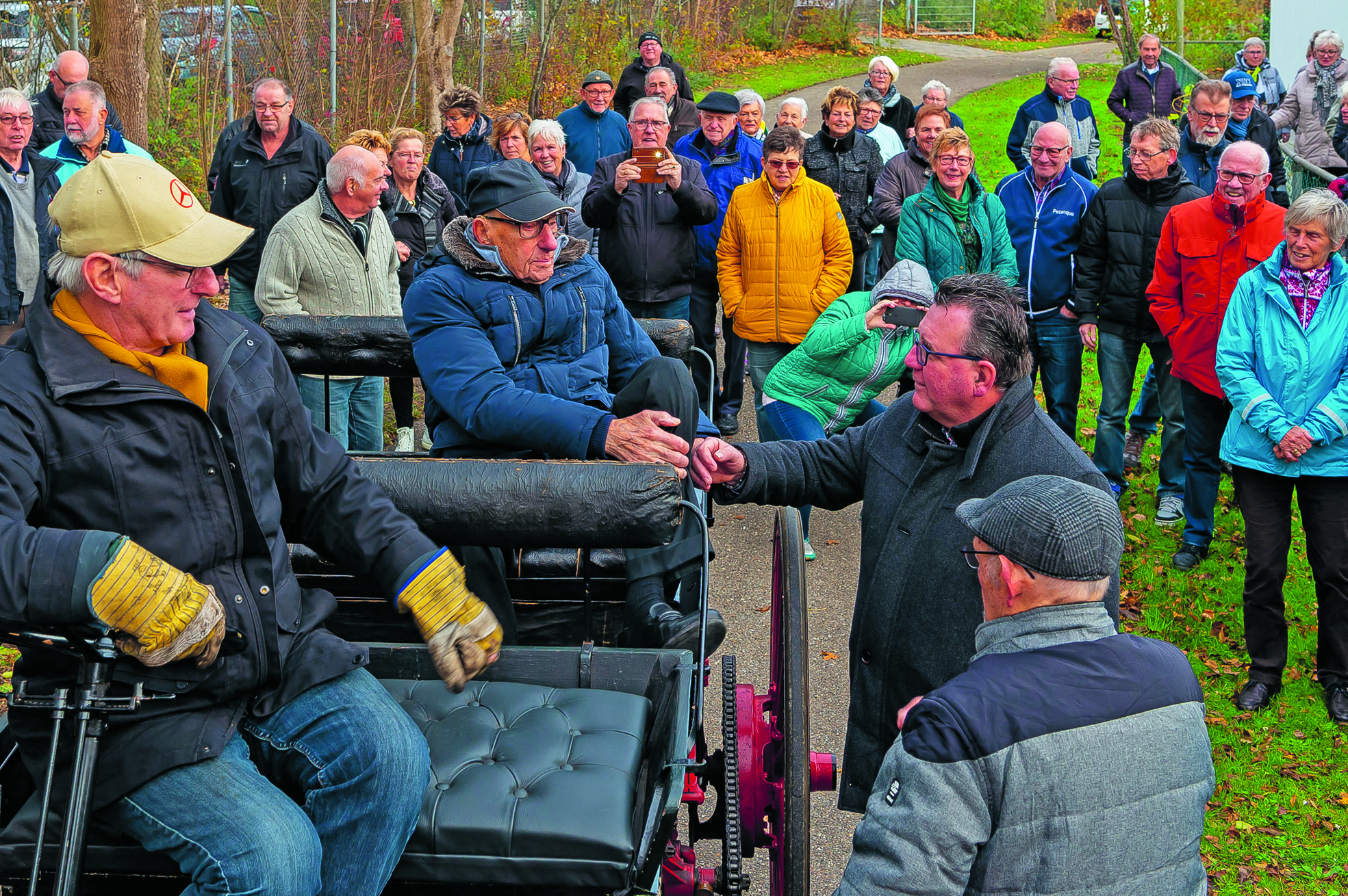Jo de Bruin werd met een oldtimer uit zijn geboortejaar vervoerd en na afloop van de rijtoer als eerste begroet door wethouder Mariio Hegger. (Foto: Han Giskes)