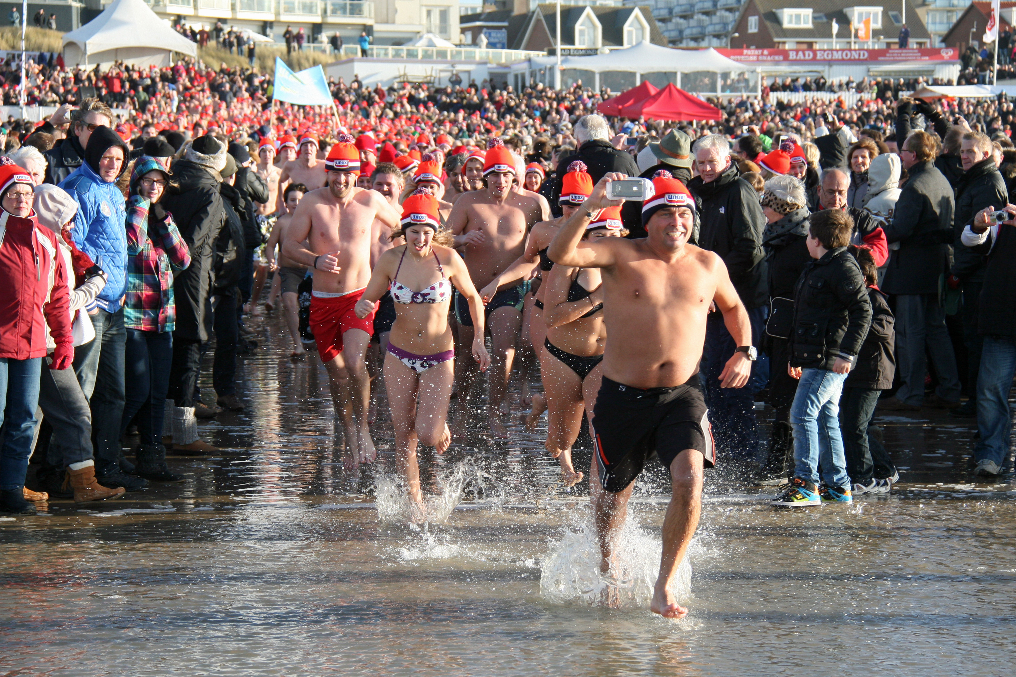 De Nieuwjaarsduik in Egmond aan Zee gaat dit jaar hoogstwaarschijnlijk niet door. (archieffoto: Frits van Eck)