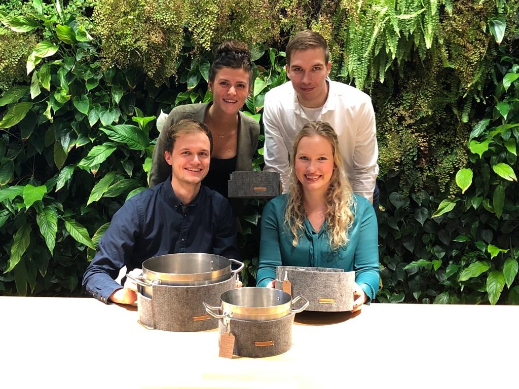 De bedenkers van de pannenwand: Maud (lb), Pieter (rb), Martijn en Merel. (Foto: aangeleverd)