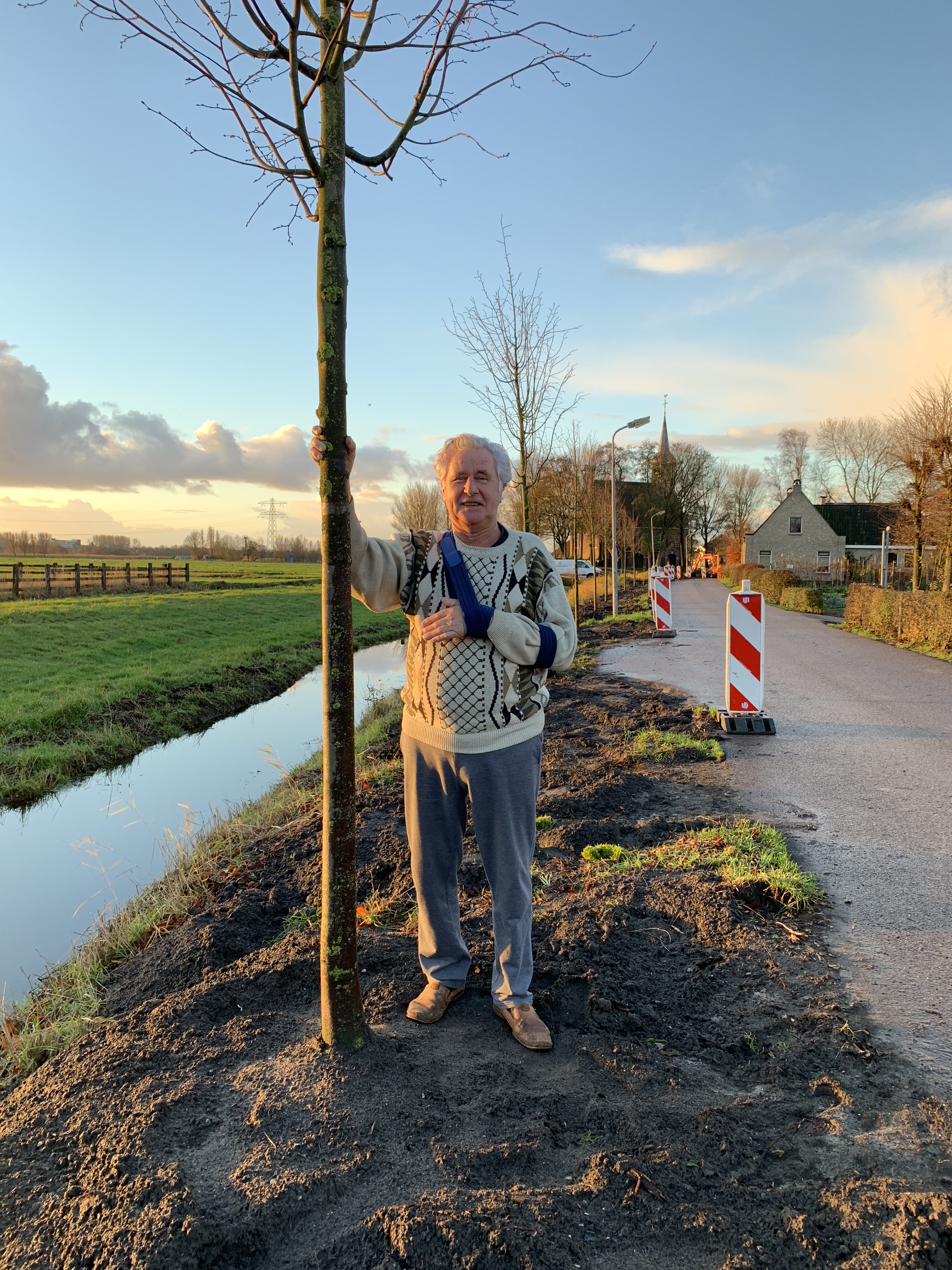 Jan Wouda bij een pas geplante lindeboom. (Foto: Yvette van der Does/Rodi Media)