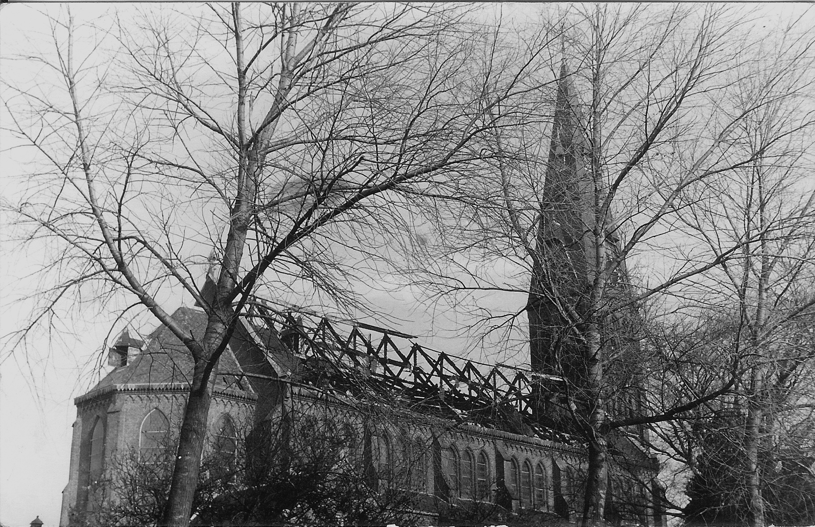 De grote brand van de St. Lambertuskerk in 1963 is te lezen in het zesde boekje van Historisch De Weere. (Foto: aangeleverd)