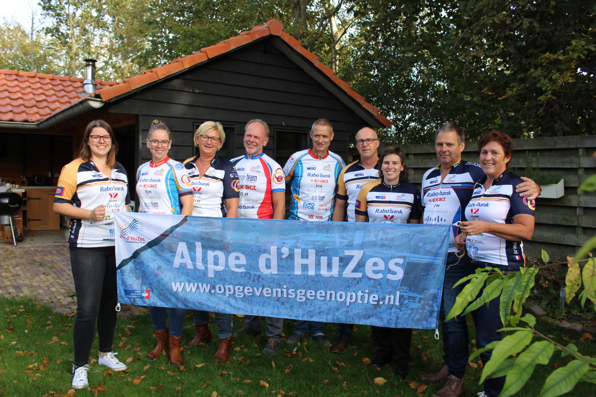 V.l.n.r.: Brenda Veldhuis, Kirsten Jenema, Karline Laan, Ab Jenema, Peter Boutkan, Cees Laan, Eline Flokstra, Ben Veldhuis en Jacolien Veldhuis. (Foto: aangeleverd)