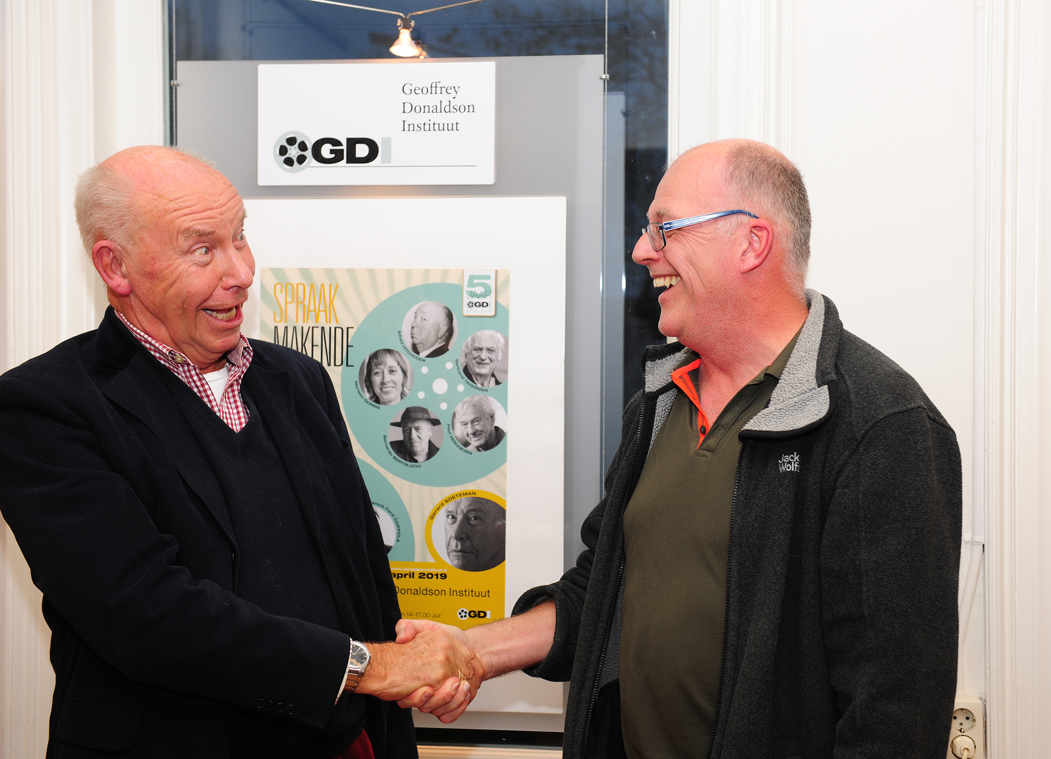 Regisseur en scenarioschrijver Gerard Soeteman feliciteert Egbert Barten met eerste lustrum.(Foto: Richard de Jong)
