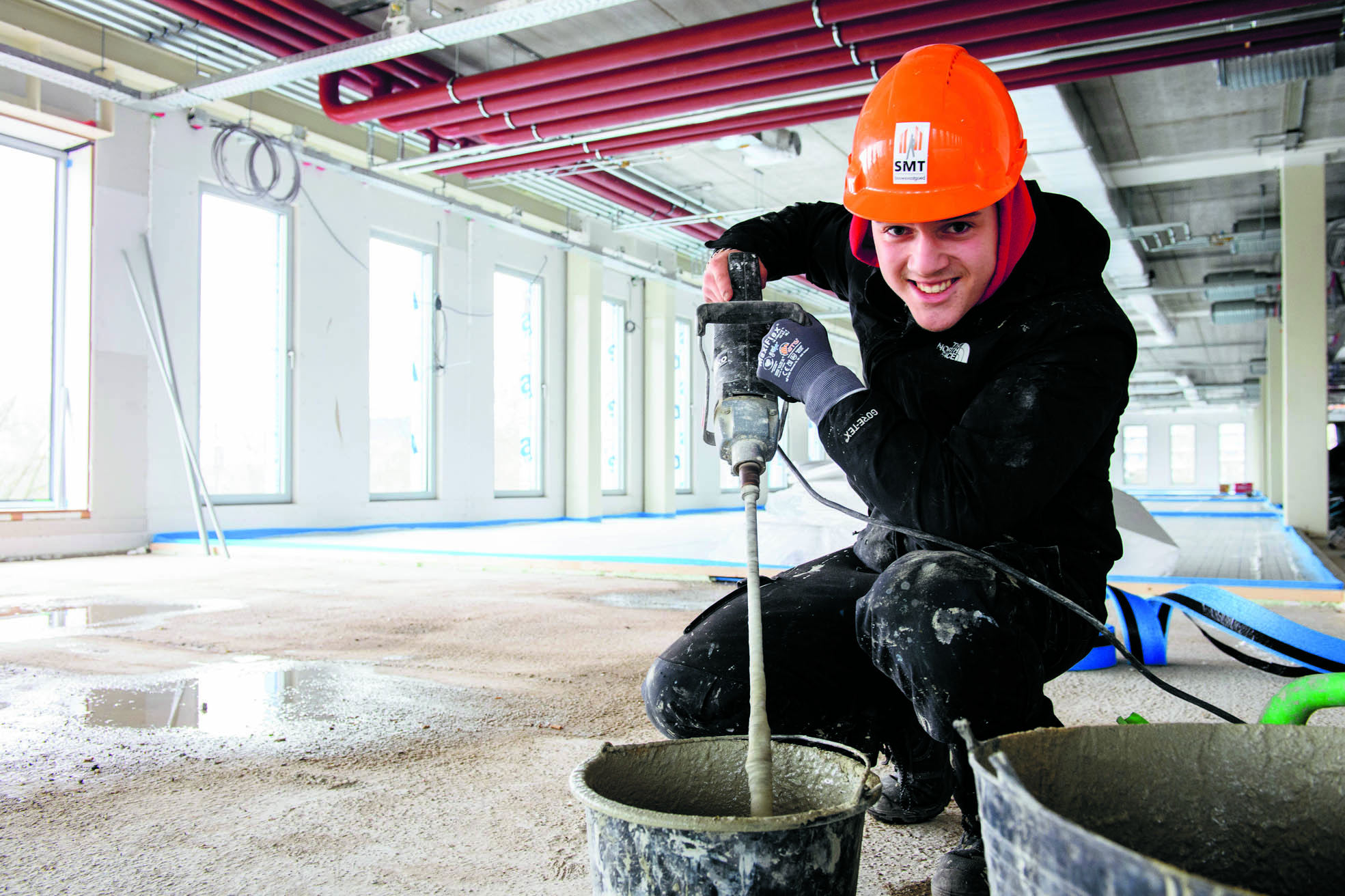 Donny bezig met het maken van cement. (Foto: Mike Bink)