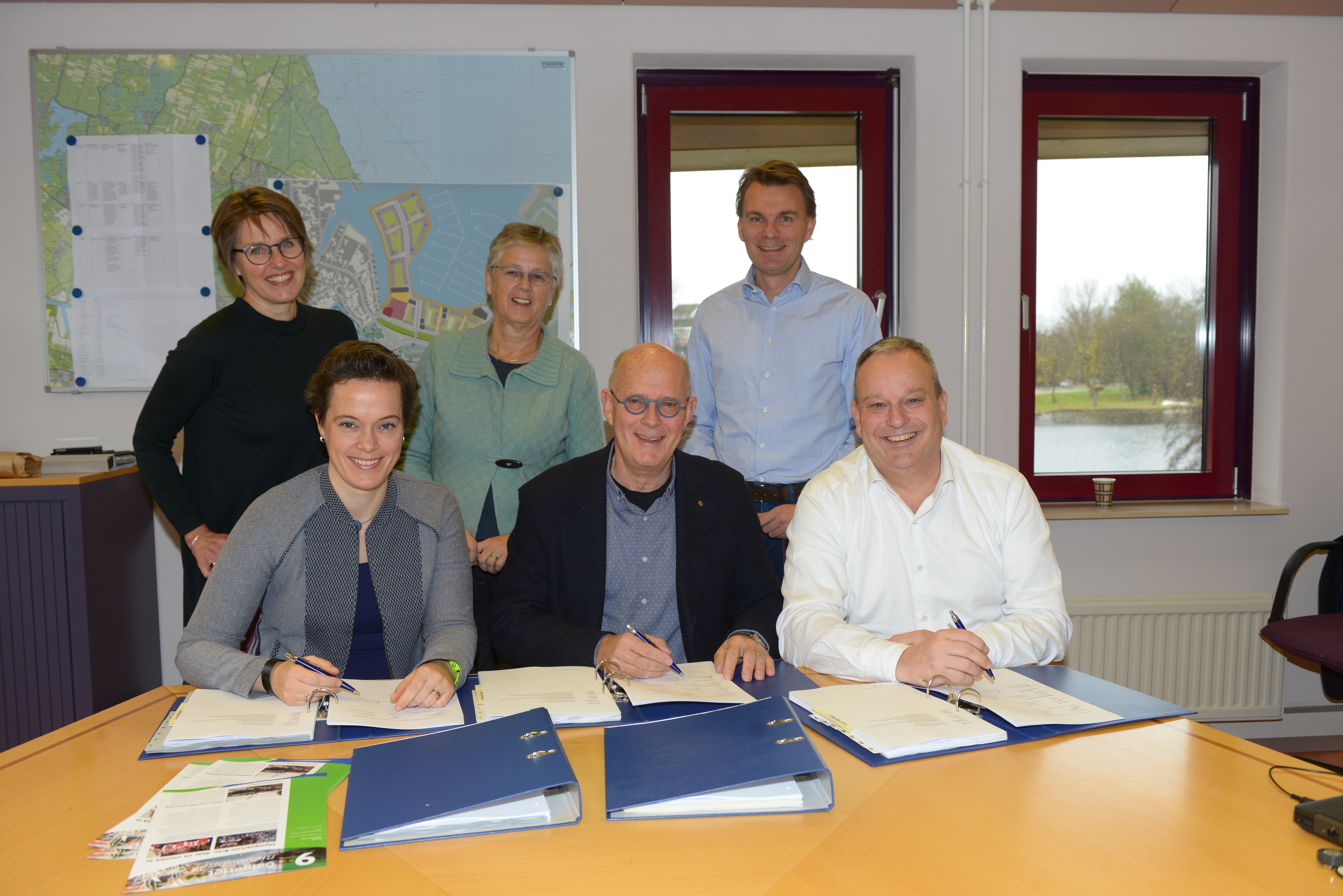 Namens gemeente Waterland zette wethouder Jelle Kaars, die bestuurlijk verantwoordelijk is voor het project Galgeriet, zijn handtekening. Namens Jachthaven Waterland tekende de familie Zetzema. (Foto: aangeleverd)