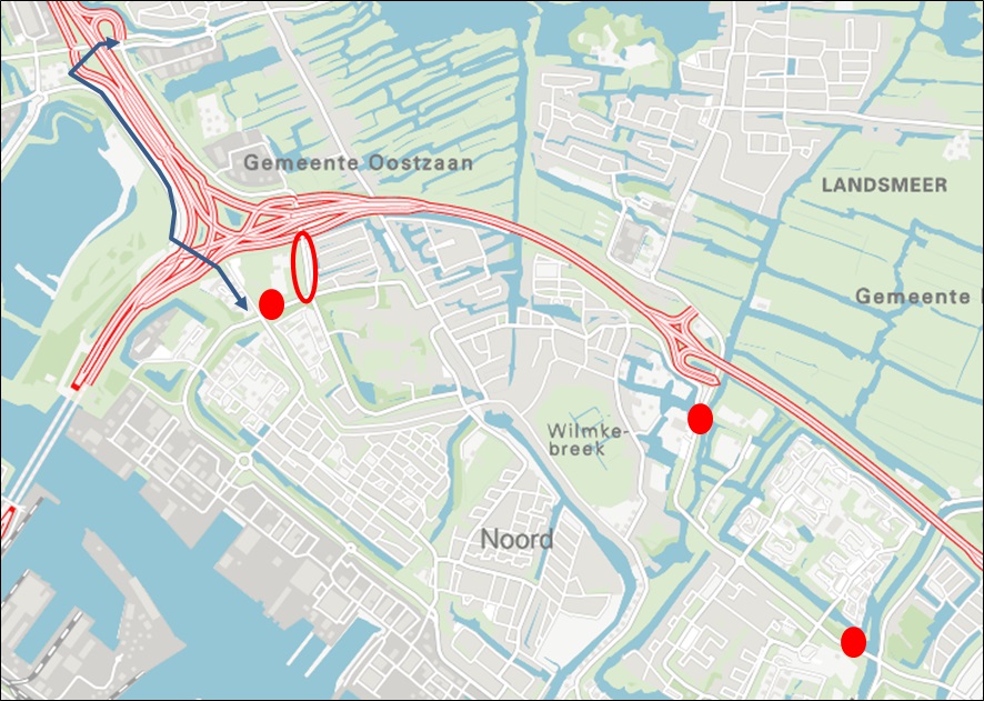 De rood gemarkeerde plekken zijn de werklocaties. De blauwe lijn is de alternatieve fietsroute tussen Oostzaan en het Coentunnelcircuit. (Afbeelding: gemeente Amsterdam)