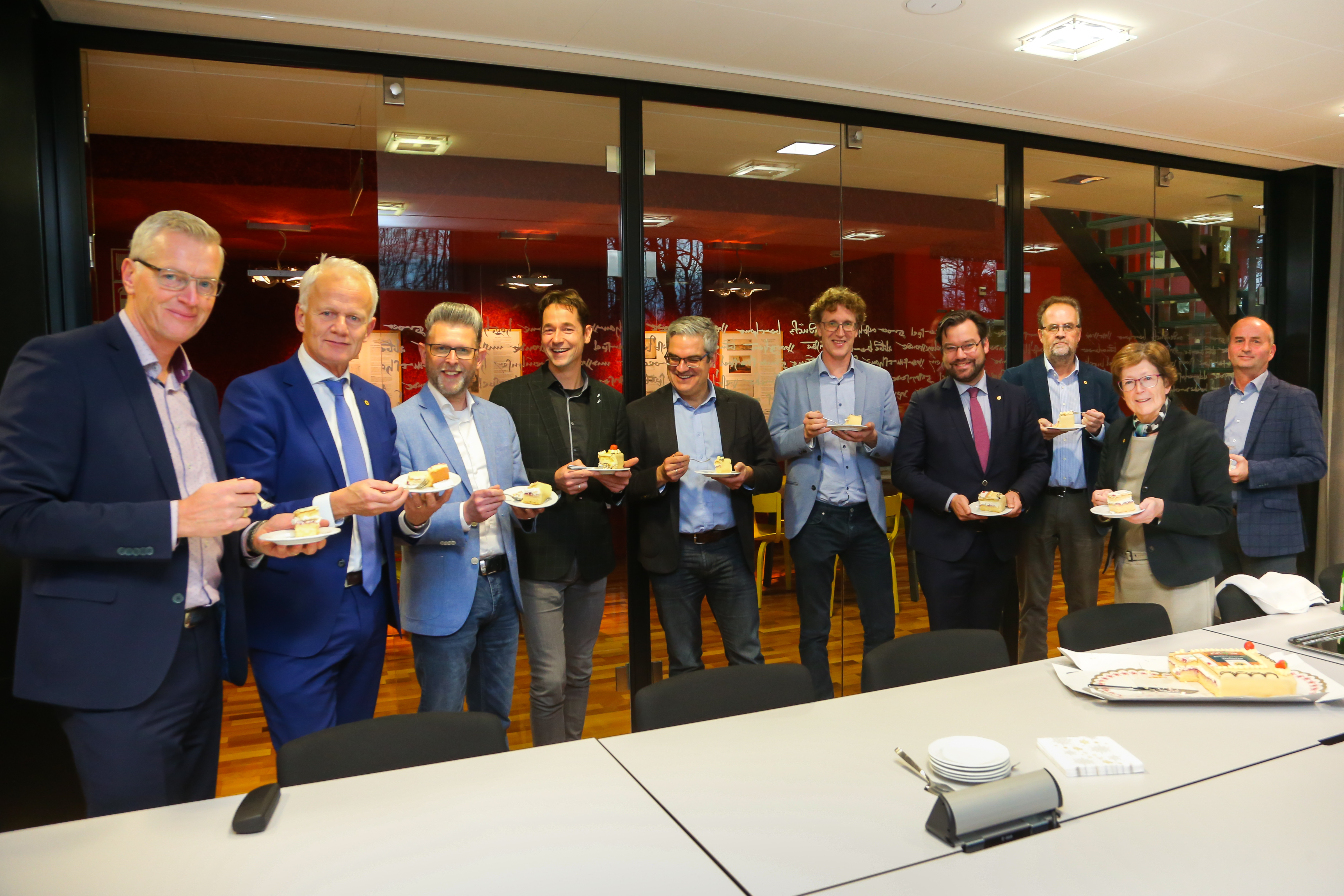 De ondertekening werd door alle betrokkenen gevierd met gebak. (Foto: Marcel Rob)