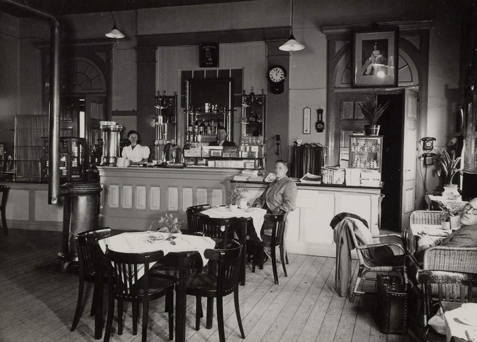 De stationsrestauratie in het voormalige station dat met de nieuwbouw van het huidige station tot het verleden behoorde met aan de muur een ingelijste foto van Koningin Wilhelmina. (Foto: aangeleverd)