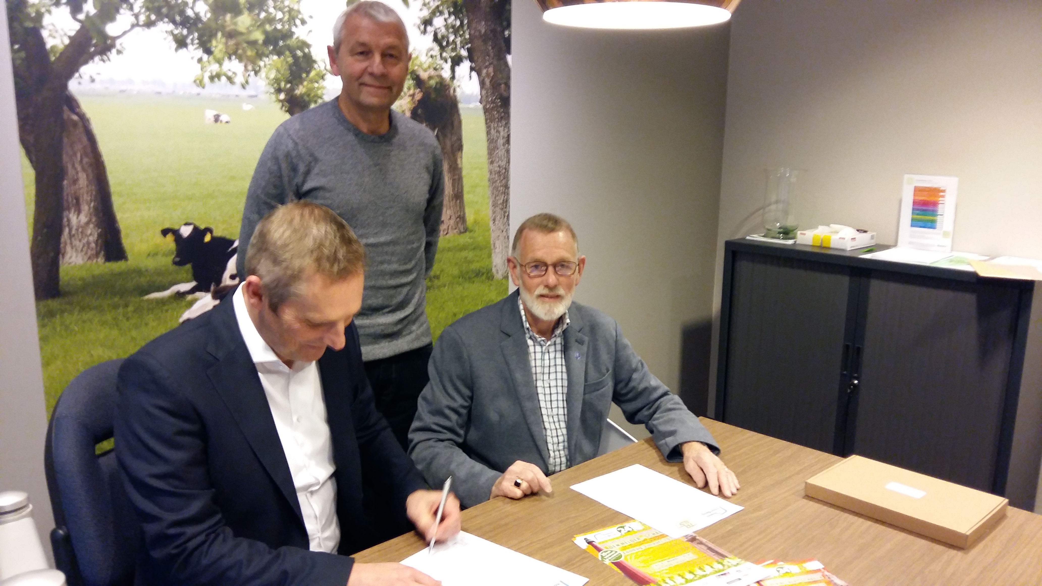 Ondertekening hoofdsponsorcontract door Frank Blokker (Univé), Ab Hoek - staand (TAS’82) en Co Wiskerke (TAS’82). (Foto: aangeleverd)