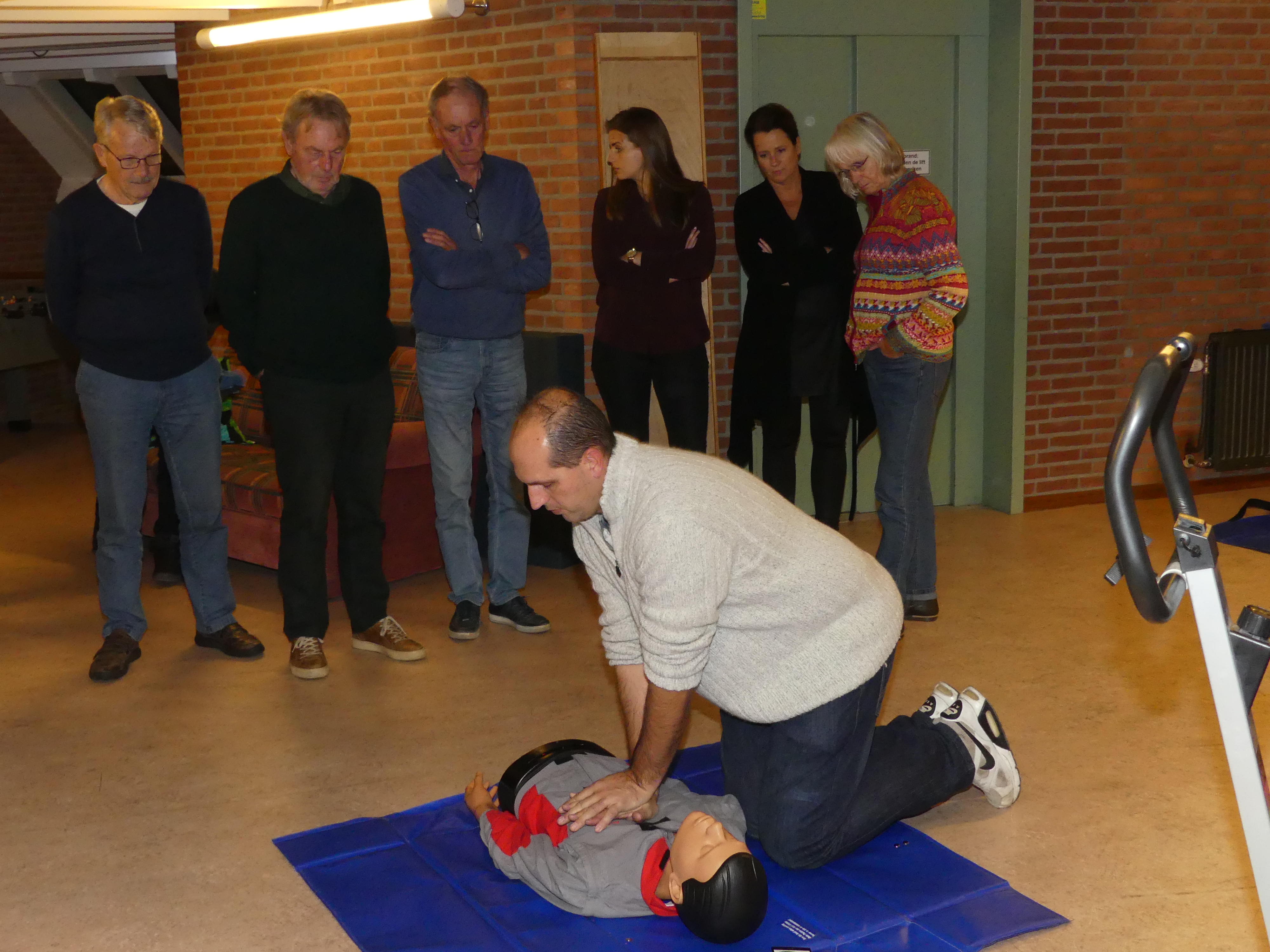 Veel bewoners volgden een cursus reanimatie en gebruik van de AED. (Foto: Cees Bandt)