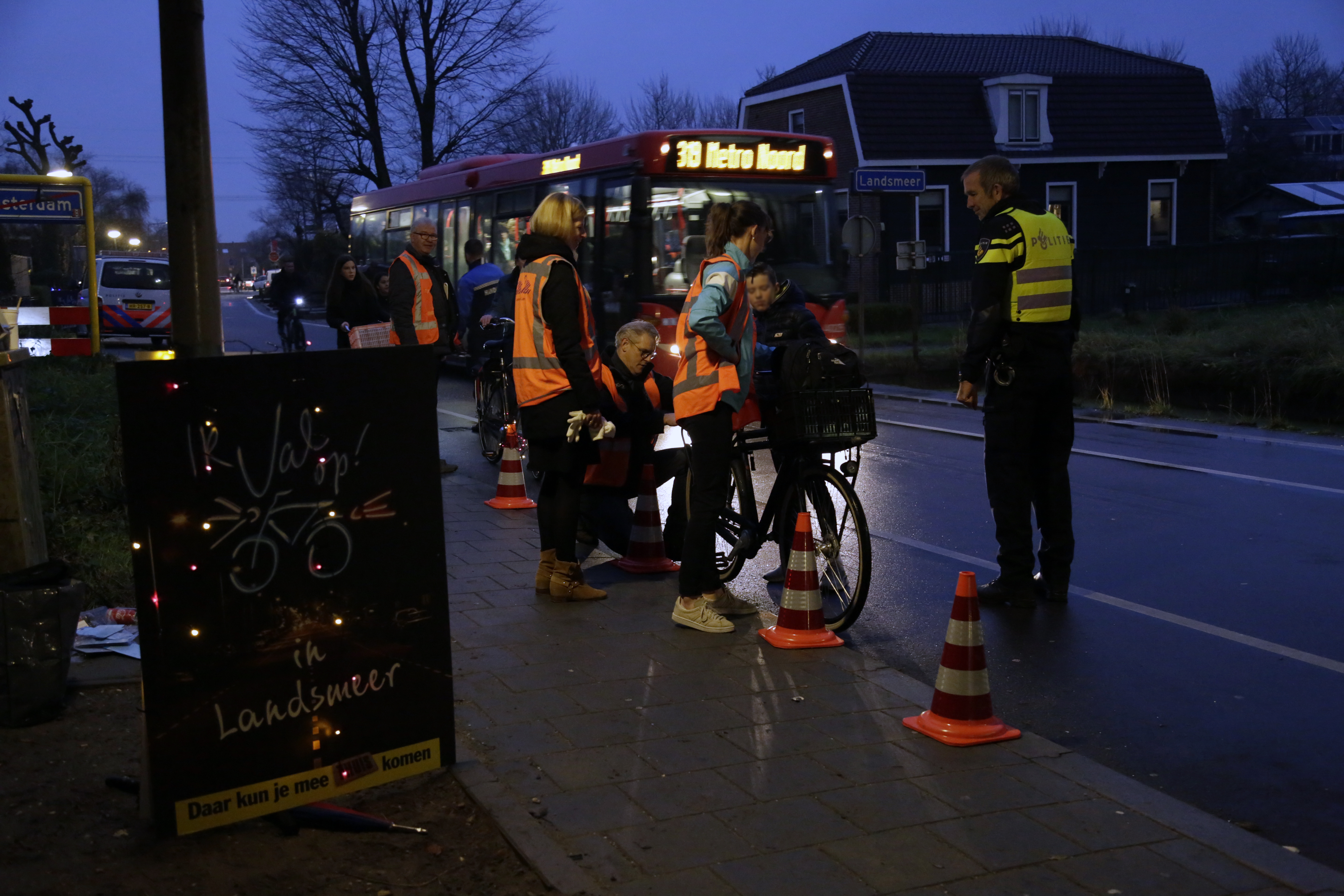 Betrokkenen bij de fietsverlichtingsactie in actie. (Foto: Ria de Boer)