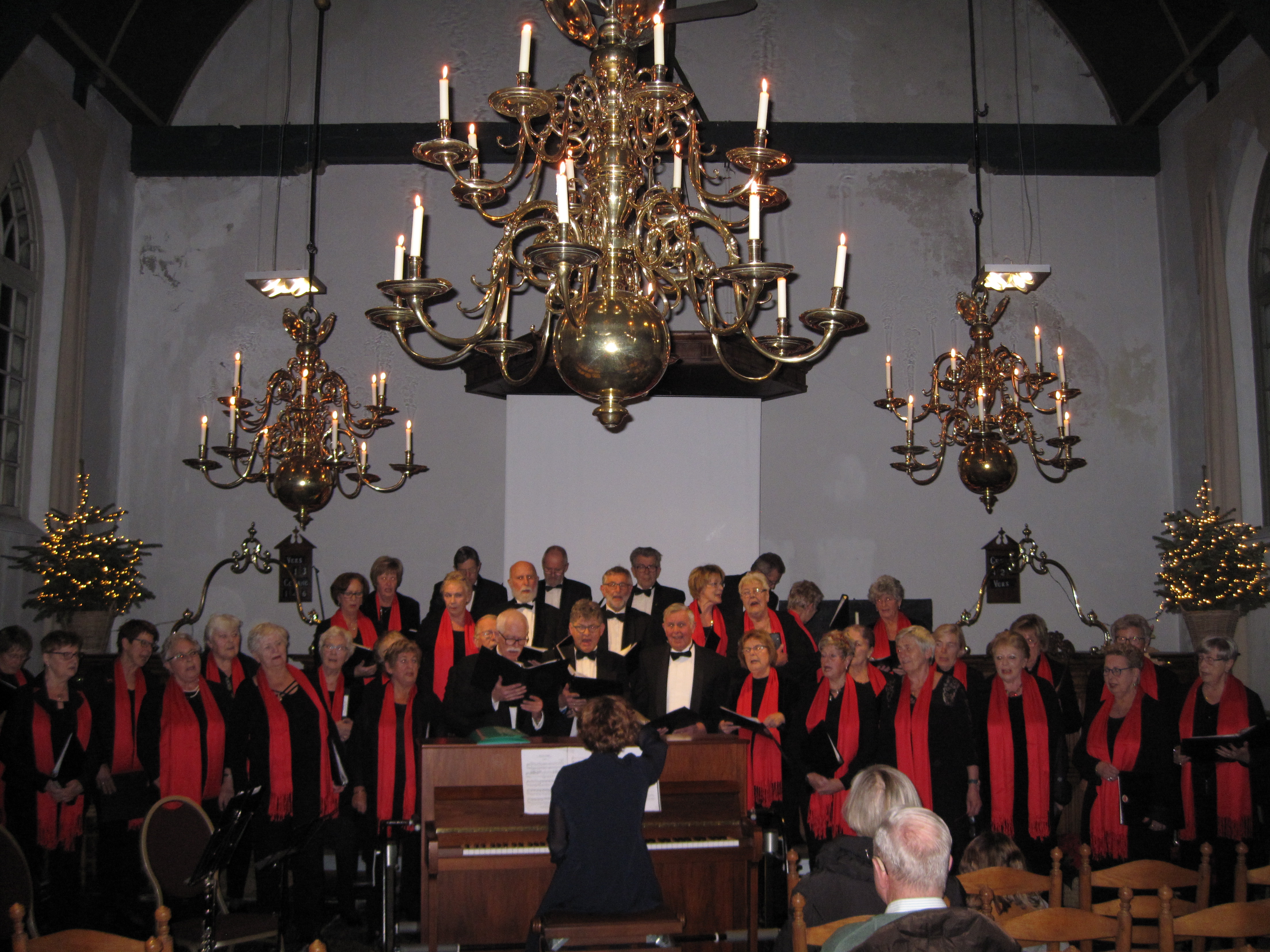 Voor de pauze gaan het koor Zang en Vriendschap en het Accordeonensemble variamuziek laten horen die bij Kerstmis past. (Foto: Jisperkerk)