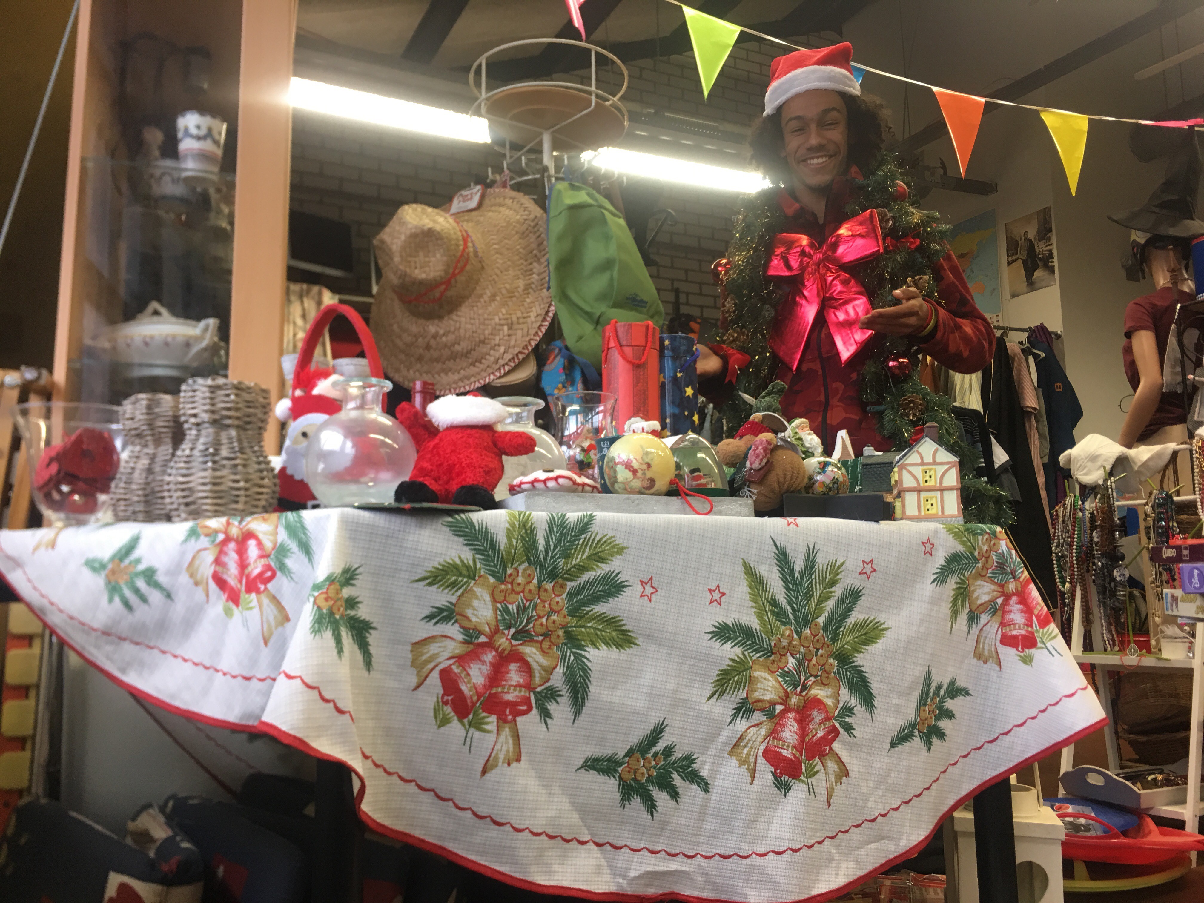 Vintagekerstinkopen doe je bij een kringloopwinkel. (Foto: De Groote Weiver/ Sem Vonk)