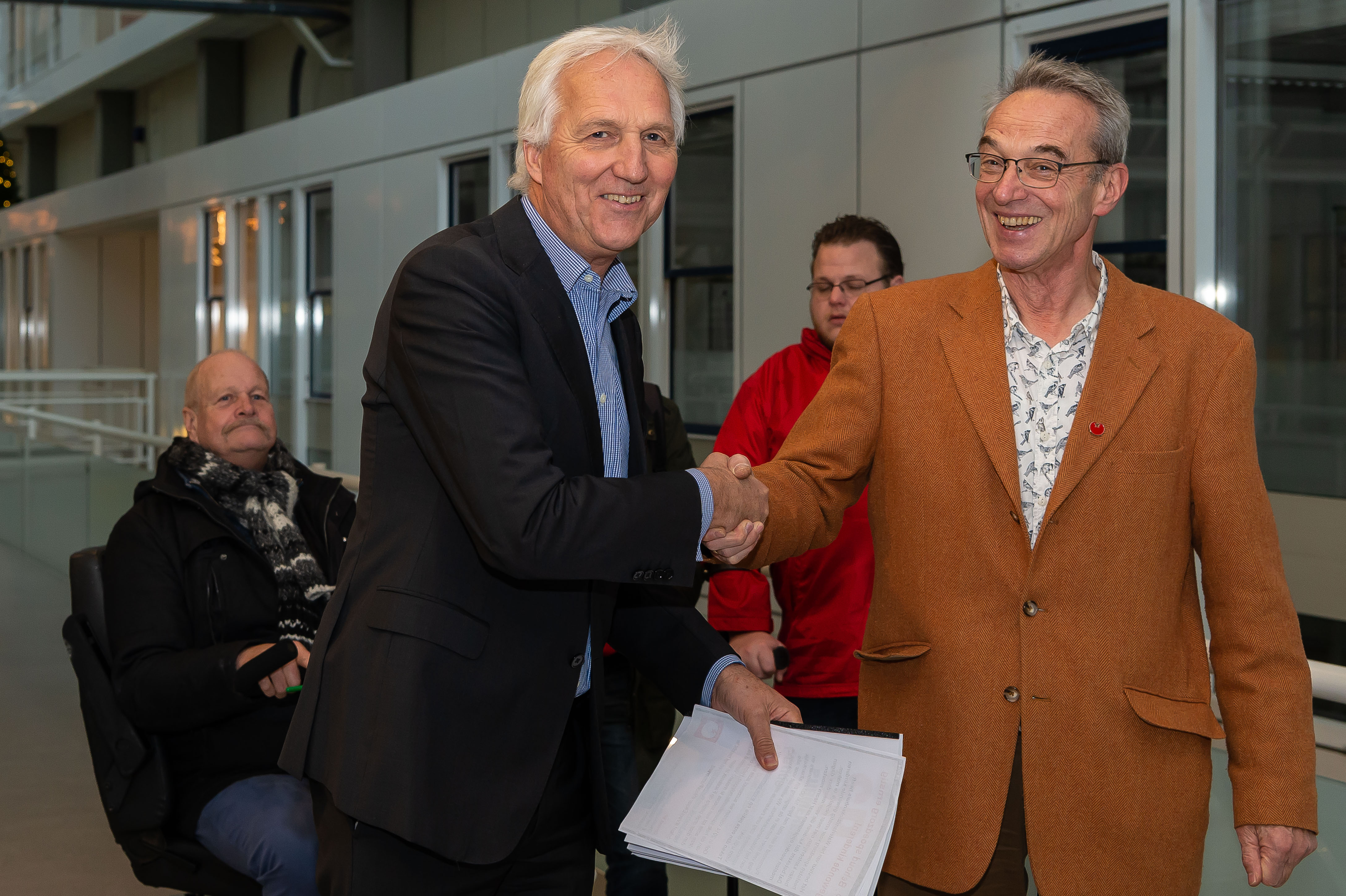 Arno Timmermans (Raad van Bestuur) neemt de petitie in ontvangst van SP's Wim Wildschut. (Foto: Han Giskes)