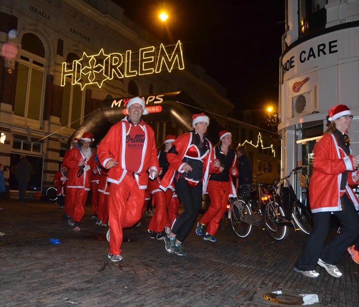 De kerstmannen rennen vrijdag weer door het centrum van de stad. ( Foto: Aangeleverd)