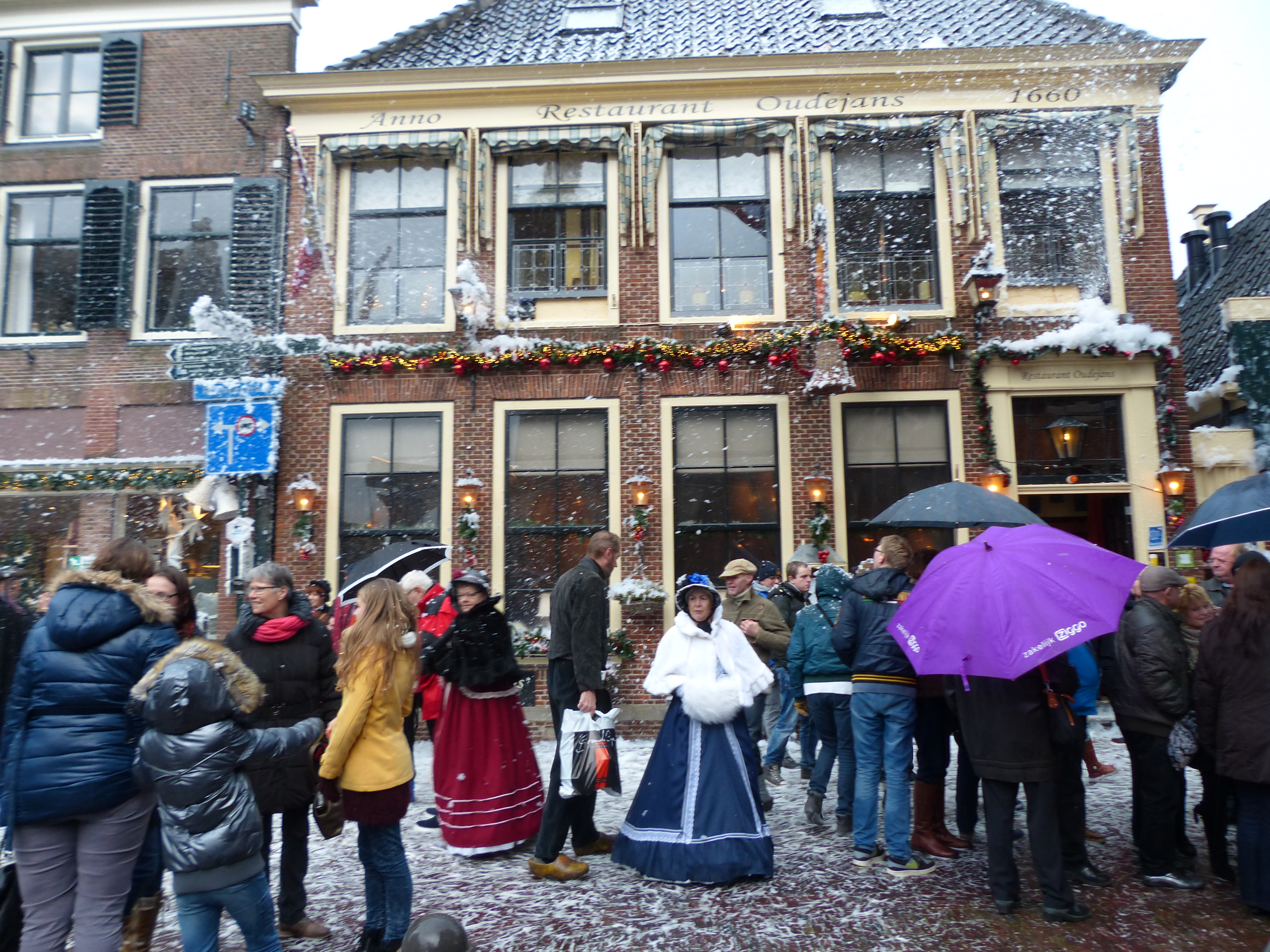 Gezellige drukte tijdens een eerdere editie Midwinterfeest in Graft-De Rijp. (Foto: Cees Bandt)