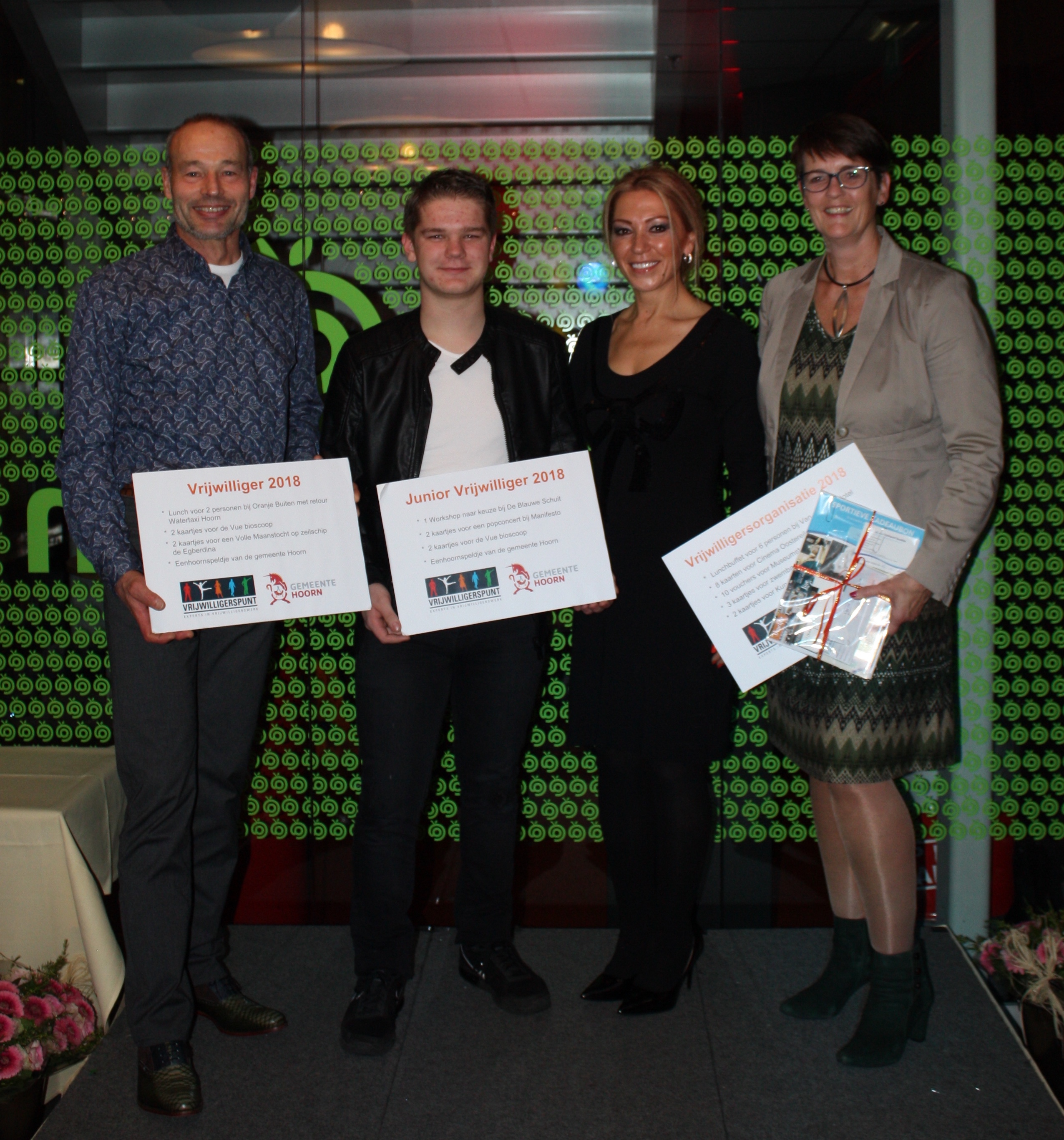 V.l.n.r.: Frank Ettes (Vrijwilliger), Jelmer Zuidstra (Junior Vrijwilliger), wethouder Kholoud al Mobayed en Inloophuis Pisa (Vrijwilligersorganisatie). (Foto: aangeleverd)