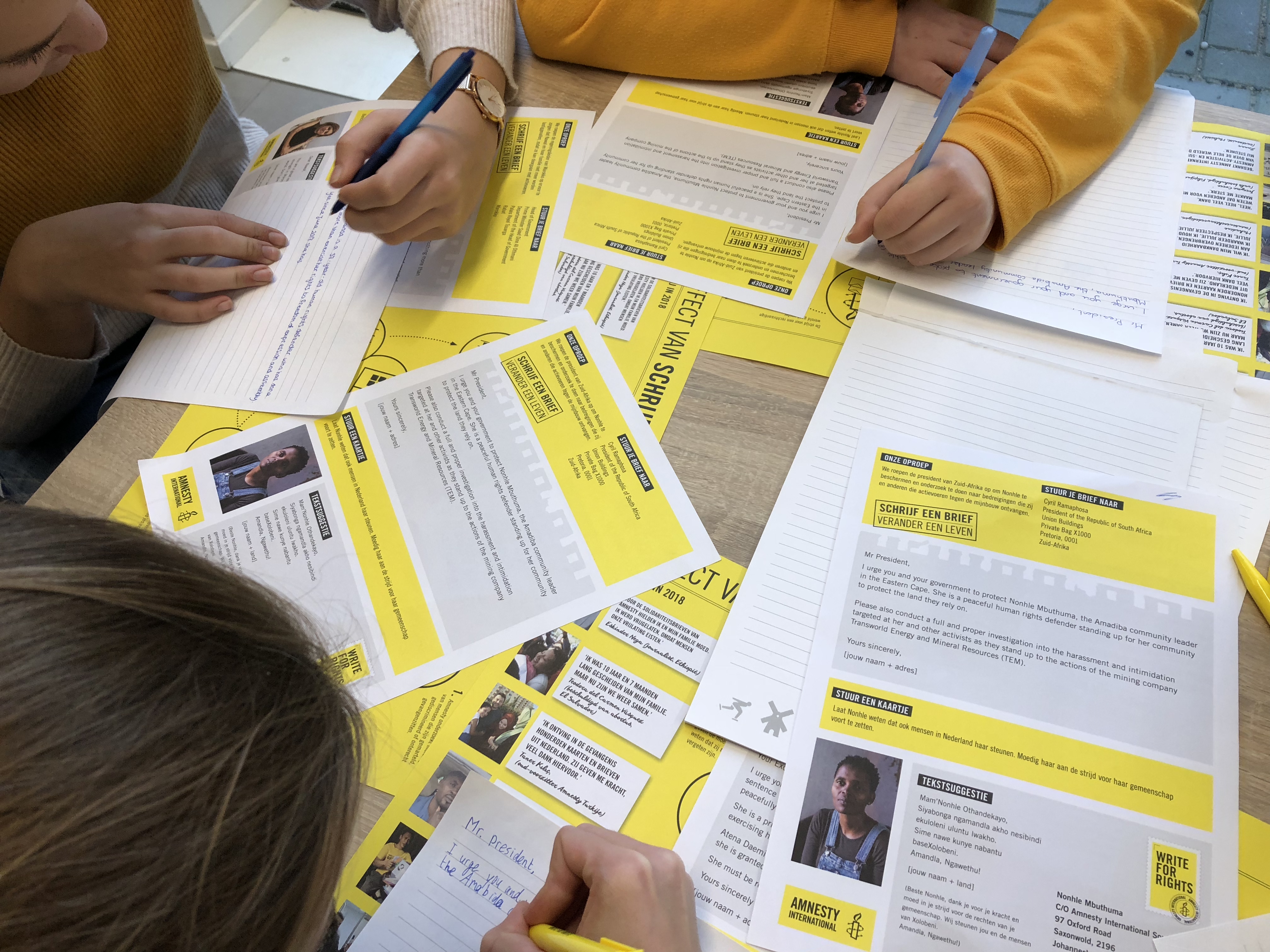 Leerlingen van Tabor College Werenfridus deden maandag mee aan de actie Write for rights van Amnesty International. (Foto: Merel de Nijs)