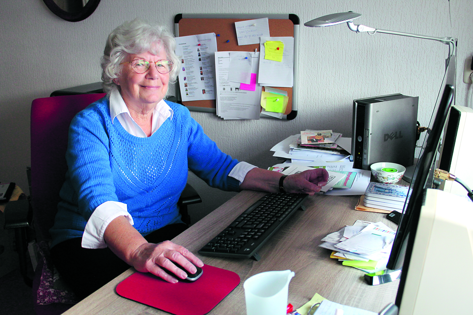 Maria Deen achter de computer in haar werkkamer. "Ik zit soms tot half twaalf 's avonds te werken om alles te regelen". (Foto: Rodi Media/John Bontje)