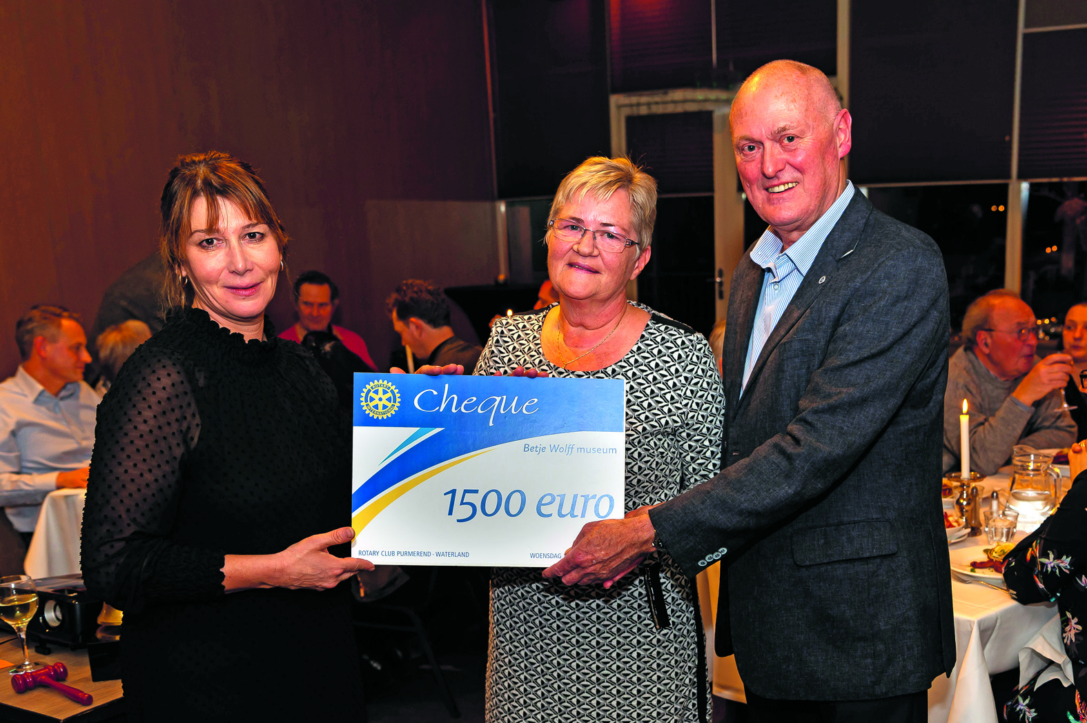 Vanwege de absentie van voorzitter Dick Rijser overhandigde oud-voorzitter Veronique Muijsers de cheque aan bestuurslid Alie Vis en en Historisch Genootschap Beemster-voorzitter Kees de Groot. (Foto: Han Giskes)