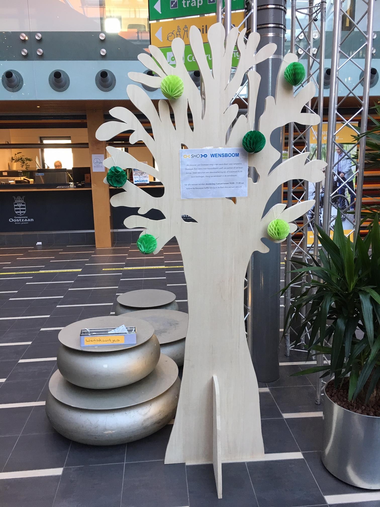 De wensenboom in het gemeentehuis Oostzaan. (Foto: aangeleverd)