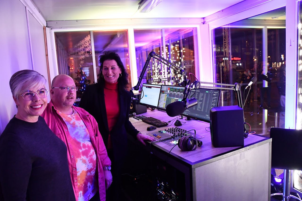 Wethouder Marieke van Dijk, radiomaker Erwin Simons en José Grit van StArt26. (FOTO: LEO TILLMANS)