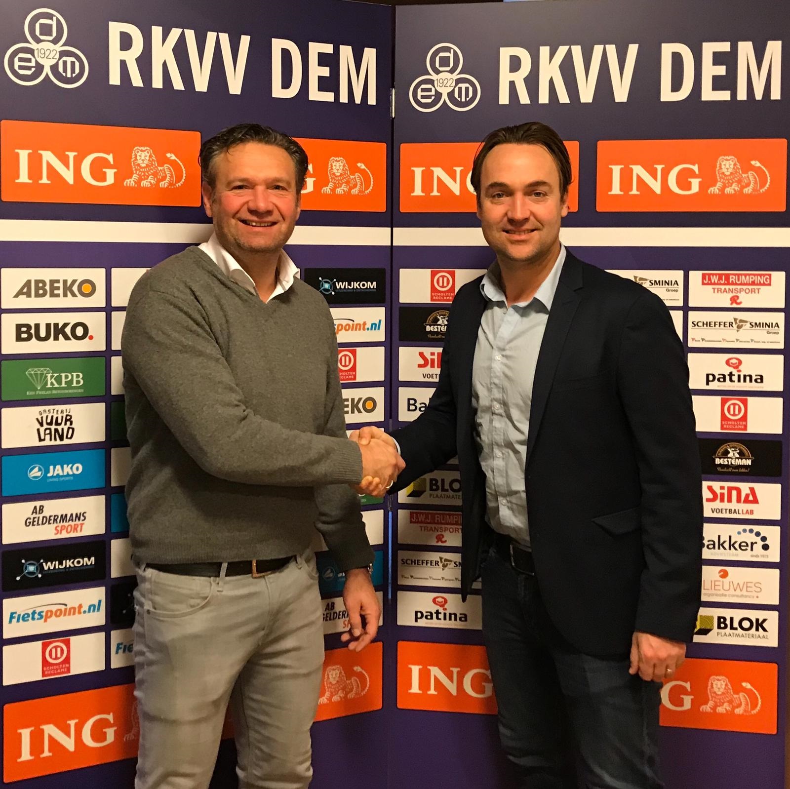 Voorzitter Mark van de Ven (links) met trainer Arvid Smit. (FOTO: AANGELEVERD)