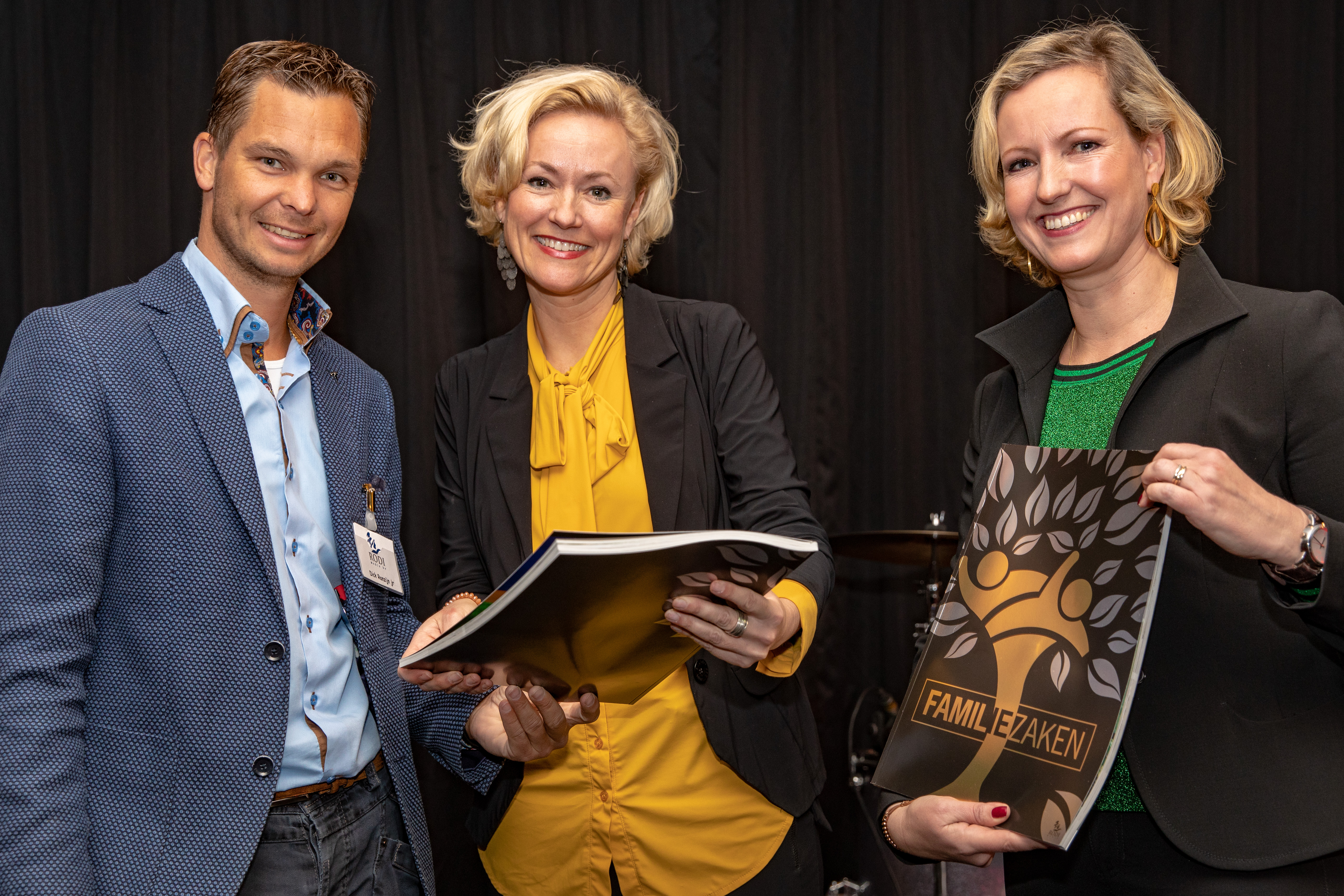 Dick Ranzijn, technisch directeur Rodi, overhandigt het eerste exemplaar Familiezaken aan Carola en Liane de Ruijter. (Foto: Vincent de Vries)
