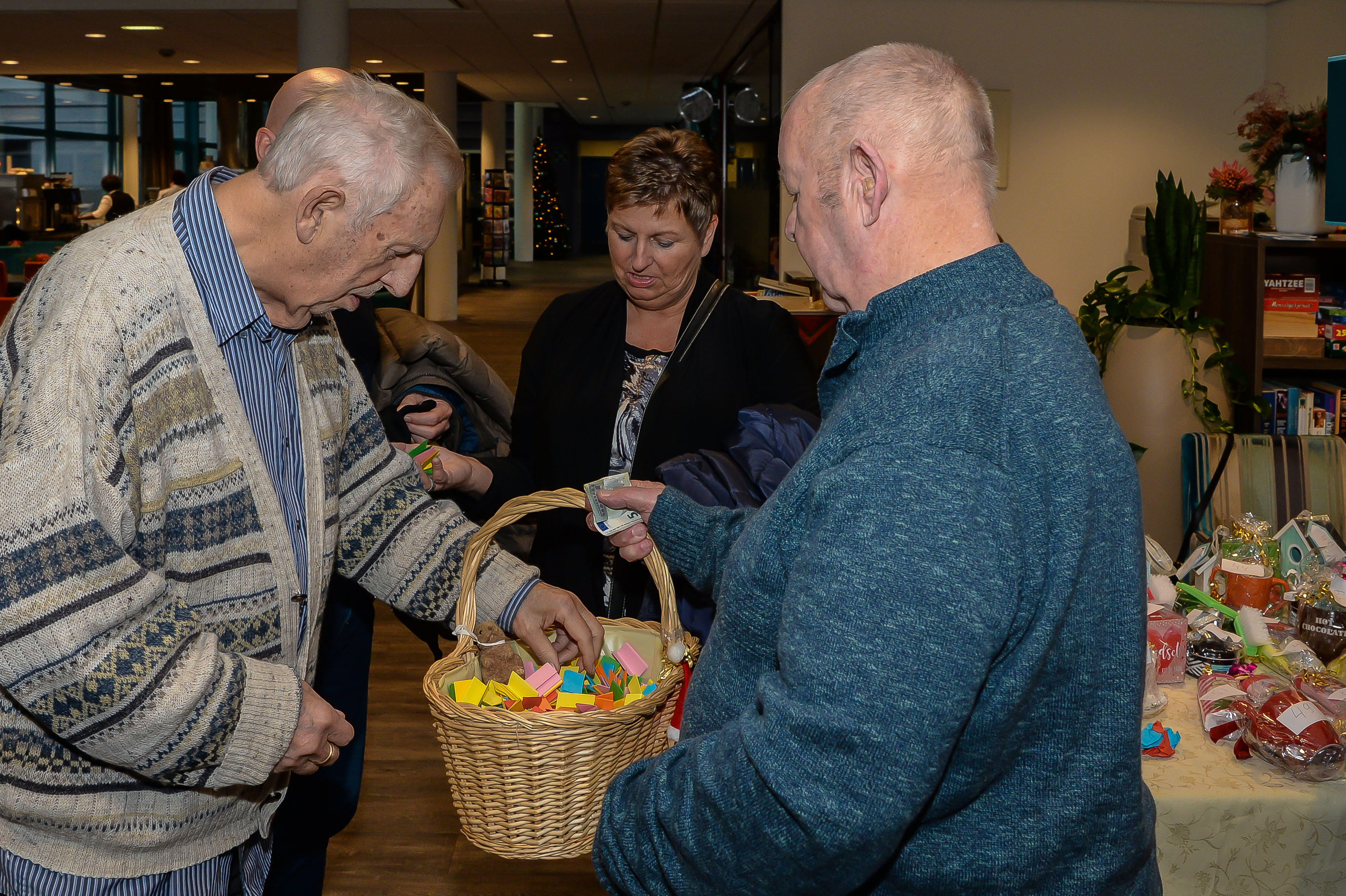Niets gewonnen in de loterij maar wel een heerlijke dag samen gehad, vol ontmoetingen en genoten van muziek en verhalen. Heel bijzonder dat zoveel mensen deze kerstmarkt in Molentocht in Purmer-Zuid elk jaar vrijwillig organiseren. (Foto: Han Giskes)