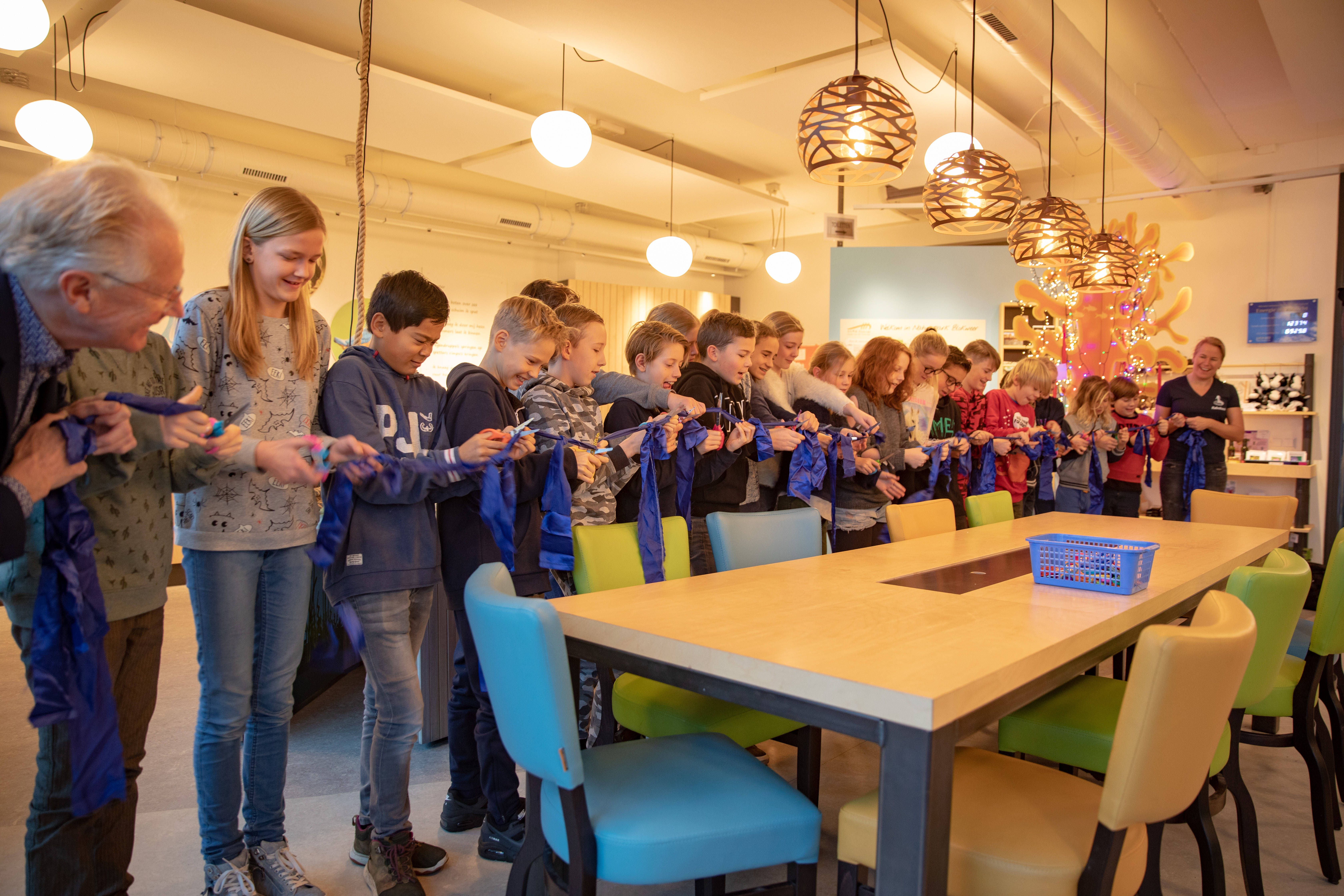 Leerlingen van basisschool De Parcival mochten het WaterLAB woensdagochtend openen. (Foto's: Vincent de Vries/RM)
