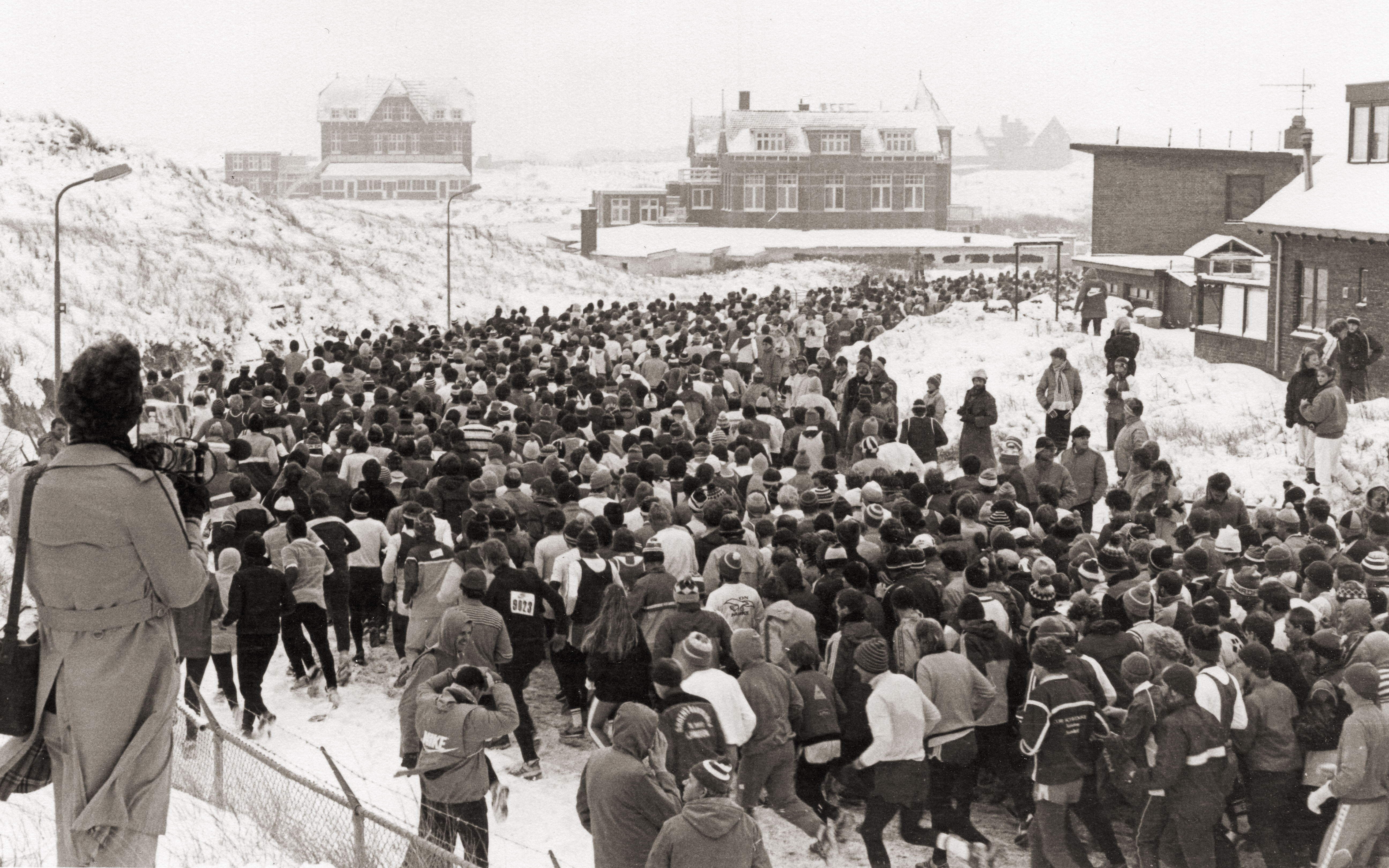 De start van de Halve Marathon van Egmond in 1985 (tekst Frits van Eck, foto André Heijm)